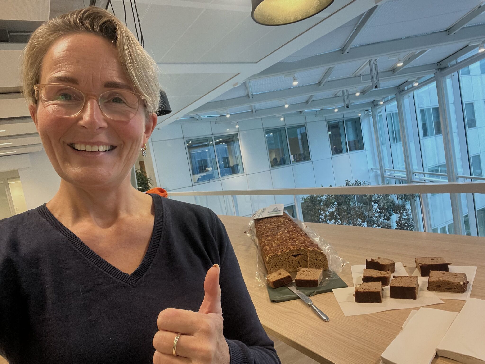🍪 1,5 meter Groninger koek voor 3300 collega’s bij Croonwolter&dros !

Vandaag heb ik iets zoets gedeeld bij ons op kantoor — letterlijk.
Tijdens het event “Recruitment Inspiration on Steroids” in Breda afgelopen donderdag was ik samen met mijn collega’s Daisy van den Brand  en Beau Bauman en onder iedereen die een social post maakte over dit event werd een 1,5 meter Groninger koek verloot.
En ja hoor… ik was de lucky one! 🎉

Dus vanochtend stond ik vroeg op kantoor met deze enorme koek (met wat hulp onderweg 😉):
💪 Beau hielp met tillen op de locatie in Breda afgelopen donderdag,
💪 Eugène De Roodt zorgde dat het gevaarte vanochtend heelhuids binnen kwam,
🙌 en natuurlijk een dikke dank aan Lars Evers de eenkoppige jury die mij deze heerlijke prijs gunde!

De koek is inmiddels aangesneden en valt in de smaak — letterlijk.
Een leuke manier om de week te beginnen én om iets lekkers te delen met (een deel van) onze ruim 3300 collega’s bij Croonwolter&dros.

#RecruitmentUnicorns #RecruitmentCommunity #Croonwolterendros💜💚 #SamenWerken #PassievoorRecruitment❤️ 

En big thanks aan voor Arjan Elbers en Nicol Tadema voor dit inspirerende bioscoop vezoek…..
