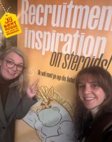 ✨ 𝐑𝐞𝐜𝐫𝐮𝐢𝐭𝐦𝐞𝐧𝐭 𝐔𝐧𝐢𝐜𝐨𝐫𝐧𝐬 𝐨𝐧 𝐒𝐭𝐞𝐫𝐨𝐢𝐝𝐬 ✨

Afgelopen dinsdag mocht ik samen met mijn collega Wendy aanwezig zijn bij het event Recruitment Unicorns on Steroids, met zo’n 400 recruiters en HR-professionals.
Stiekem vind ik zulke events altijd best spannend om naartoe te gaan, maar het is ook ontzettend leuk en leerzaam om dit samen met een collega mee te maken. Vier ogen zien meer dan twee. 👀
We werden volledig meegenomen in inspirerende talks over o.a. werkenbij-websites, storytelling, Gen-Z, skill-based recruitment en een recruitment kennis quiz.
Dankbaar dat ik op uitnodiging van Getnoticed hierbij aanwezig mocht zijn. 🙏

De sessie van Dirk Driessen (Getnoticed) over de toekomst van werkenbij-websites in 2025, 2035 en 2045 was een enorm inspirerend, een klein kijkje in de toekomst, zonder uiteraard de toekomst te voorspellen. 

De talk over storytelling door Martin Koolhoven gaf mij een compleet nieuwe kijk op hoe verhalen in film worden opgebouwd, iets waar ik nooit eerder bij stil heb gestaan. Het zette me echt aan het denken over employer branding en het vertellen van een werkgeversverhaal dat raakt. 🎬

Ook leerde ik een nieuwe afkorting die ik zeker ga meenemen in mijn werk: KLOOI
 👉 Keuzes maken – Lef – Open minded – Omdenken – Innovatie
 Zoals dagvoorzitter Nicol Tadema zei: “Vandaag gaan we aanklooien.” En zo voelde het vrijuit leren, inspireren en experimenteren.

Elke spreker liet een krachtige quote achter om nog eens extra over na te denken. Een aantal van deze quotes waren:
- “𝐿𝑎𝑎𝑡 𝐴.𝐼. 𝑗𝑒 𝑜𝑛𝑑𝑒𝑟𝑠𝑡𝑒𝑢𝑛𝑒𝑛 𝑜𝑚 𝑧𝑒𝑙𝑓 𝑚𝑒𝑒𝑟 𝑡𝑖𝑗𝑑 𝑡𝑒 𝑘𝑟𝑖𝑗𝑔𝑒𝑛 𝑣𝑜𝑜𝑟 ℎ𝑒𝑡 𝑚𝑒𝑛𝑠𝑒𝑛𝑤𝑒𝑟𝑘.”
- “𝐽𝑒 𝑤𝑒𝑟𝑘𝑒𝑛𝑏𝑖𝑗-𝑤𝑒𝑏𝑠𝑖𝑡𝑒 𝑏𝑙𝑖𝑗𝑓𝑡 ℎ𝑒𝑡 ℎ𝑎𝑟𝑡 𝑣𝑎𝑛 𝑗𝑒 𝑤𝑒𝑟𝑣𝑖𝑛𝑔-𝑜𝑝𝑒𝑟𝑎𝑡𝑖𝑒. 𝑀𝑎𝑎𝑘 ℎ𝑒𝑡 𝑢𝑛𝑖𝑒𝑘 𝑒𝑛 ℎ𝑦𝑝𝑒𝑟𝑝𝑒𝑟𝑠𝑜𝑜𝑛𝑙𝑖𝑗𝑘.”
- “𝑆𝑡𝑎𝑟𝑡 𝑔𝑒𝑤𝑜𝑜𝑛 𝑚𝑒𝑡 𝑤𝑒𝑟𝑣𝑒𝑛 𝑜𝑝 𝑏𝑎𝑠𝑖𝑠 𝑣𝑎𝑛 𝑠𝑘𝑖𝑙𝑙𝑠. 𝐴𝑙 𝑏𝑒𝑔𝑖𝑛 𝑗𝑒 𝑘𝑙𝑒𝑖𝑛? 𝐵𝑒𝑔𝑖𝑛!”
- “𝐴𝑙𝑙𝑒𝑠 𝑑𝑟𝑎𝑎𝑖𝑡 𝑜𝑚 𝑒𝑚𝑜𝑡𝑖𝑒 𝑖𝑛 𝑗𝑒 𝑤𝑒𝑟𝑘𝑔𝑒𝑣𝑒𝑟𝑠𝑣𝑒𝑟ℎ𝑎𝑎𝑙. 𝐷𝑢𝑟𝑓 𝑡𝑒 𝑝𝑟𝑖𝑘𝑘𝑒𝑙𝑒𝑛.”
- “𝑉𝑎𝑙 𝑜𝑝 𝑚𝑒𝑡 𝑗𝑒 𝑣𝑎𝑐𝑎𝑡𝑢𝑟𝑒𝑡𝑒𝑘𝑠𝑡! 𝐻𝑜𝑒 𝑐𝑜𝑛𝑐𝑟𝑒𝑡𝑒𝑟, 𝑑𝑒𝑠 𝑡𝑒 𝑏𝑒𝑡𝑒𝑟.”

De middag was leerzaam, motiverend en vol nieuwe inspiratie, waarmee ik samen met mijn team verder aan de slag ga.

Veel inzichten sluiten mooi aan bij waar we bij Ipse de Bruggen dagelijks aan werken binnen ‘Jij Bent Nodig’: echtheid, emotie en ruimte voor ieders talent. Het bevestigde opnieuw hoe belangrijk het is om verhalen te vertellen die raken en collega's echt te zien. 💜

Dank aan alle sprekers en organisatoren. En natuurlijk aan Wendy voor het fijne gezelschap 💙

#recruitmentunicorns #recruitment  #storytelling #jijbentnodig #ipsedebruggen #getnoticed

✨ 𝘉𝘦𝘯𝘪𝘦𝘶𝘸𝘥 𝘯𝘢𝘢𝘳 𝘮𝘪𝘫𝘯 𝘣𝘦𝘭𝘢𝘯𝘨𝘳𝘪𝘫𝘬𝘴𝘵𝘦 𝘪𝘯𝘻𝘪𝘤𝘩𝘵𝘦𝘯 𝘰𝘧 𝘸𝘪𝘭 𝘫𝘦 𝘩𝘪𝘦𝘳𝘰𝘷𝘦𝘳 𝘴𝘱𝘢𝘳𝘳𝘦𝘯? 𝘚𝘵𝘶𝘶𝘳 𝘨𝘦𝘳𝘶𝘴𝘵 𝘦𝘦𝘯 𝘣𝘦𝘳𝘪𝘤𝘩𝘵𝘫𝘦! 🤝