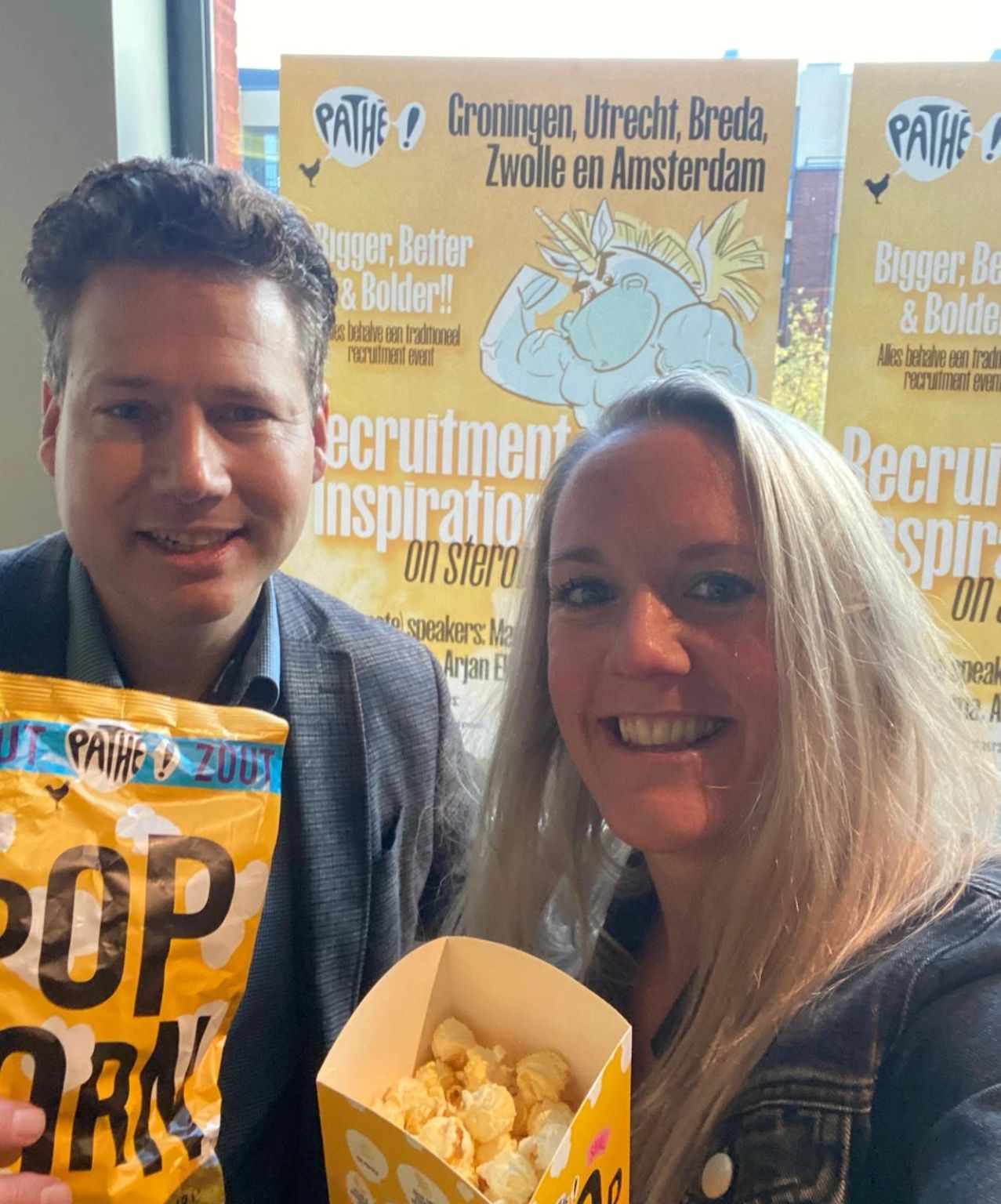 🎬 Recruitment Inspiration on Steroids – wat een beleving!

Gisteren mocht ik samen met mijn collega Marco Hoet aanwezig zijn bij dit inspirerende recruitment-event in Pathé Zwolle. En eerlijk is eerlijk: de naam deed z’n eer aan.

Geen standaard lezingen of saaie slides, maar een echte experience vol energie en humor.

Een aantal van de sprekers waren: 
📖 Martin Koolhoven – over de kracht van storytelling
🧠 Nicol Tadema Tadema – inspiratie voor het brein
🚀 Arjan Elbers – guerrilla recruitment in optima forma
🔮 Dirk Driessen – een blik op de toekomst van werken-bij websites

Met een lading aan energie ging ik na afloop richting zumba, zodat ik de lekkere popcorn er weer vanaf kon dansen 💃😜

#recruitment #inspiratie #storytelling #guerrillarecruitment #unicornszwolle #recruitmentunicorns #teambonding