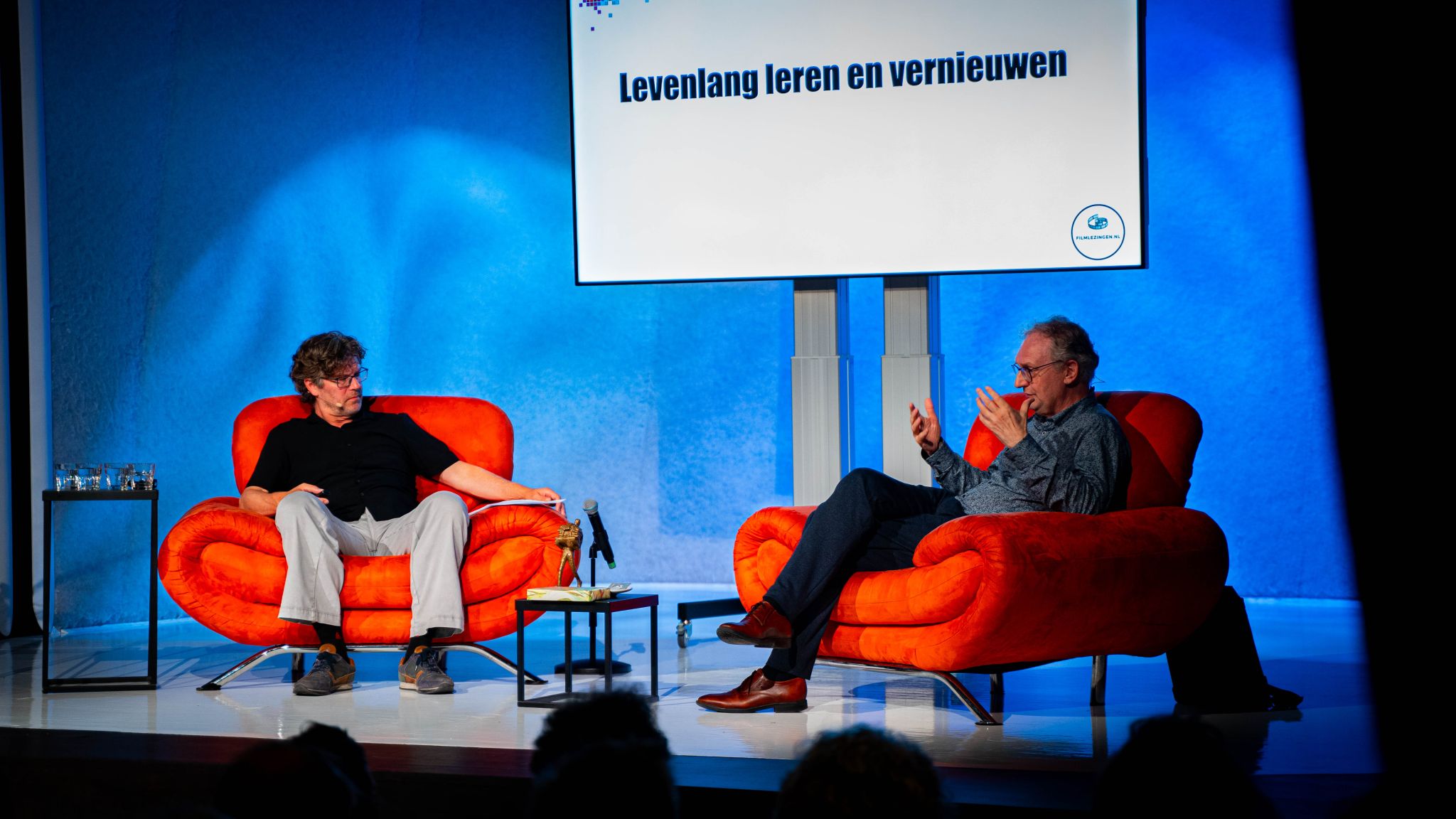 Gisteren namen we na tien jaar afscheid van onze bestuurder Remco van Tooren. Tijdens een bijzondere bijeenkomst in de Leeuwenbergh (Utrecht) blikten we samen terug op zijn indrukwekkende loopbaan bij SSR. 

Aan de hand van filmfragmenten passeerden verschillende hoogtepunten van zijn carrière. De lovende woorden tijdens de speeches onderstreepten hoeveel impact hij heeft gemaakt op de organisatie. We sloten de dag af met een gezellige pubquiz, die -hoe kan het ook anders- door het team van Remco is gewonnen! 

Remco, bedankt voor alles en we wensen je veel succes in je nieuwe baan als kwartiermaker bij de Landelijke Bedrijfsvoering OM (LBOM).

#SSR #WerkenbijSSR