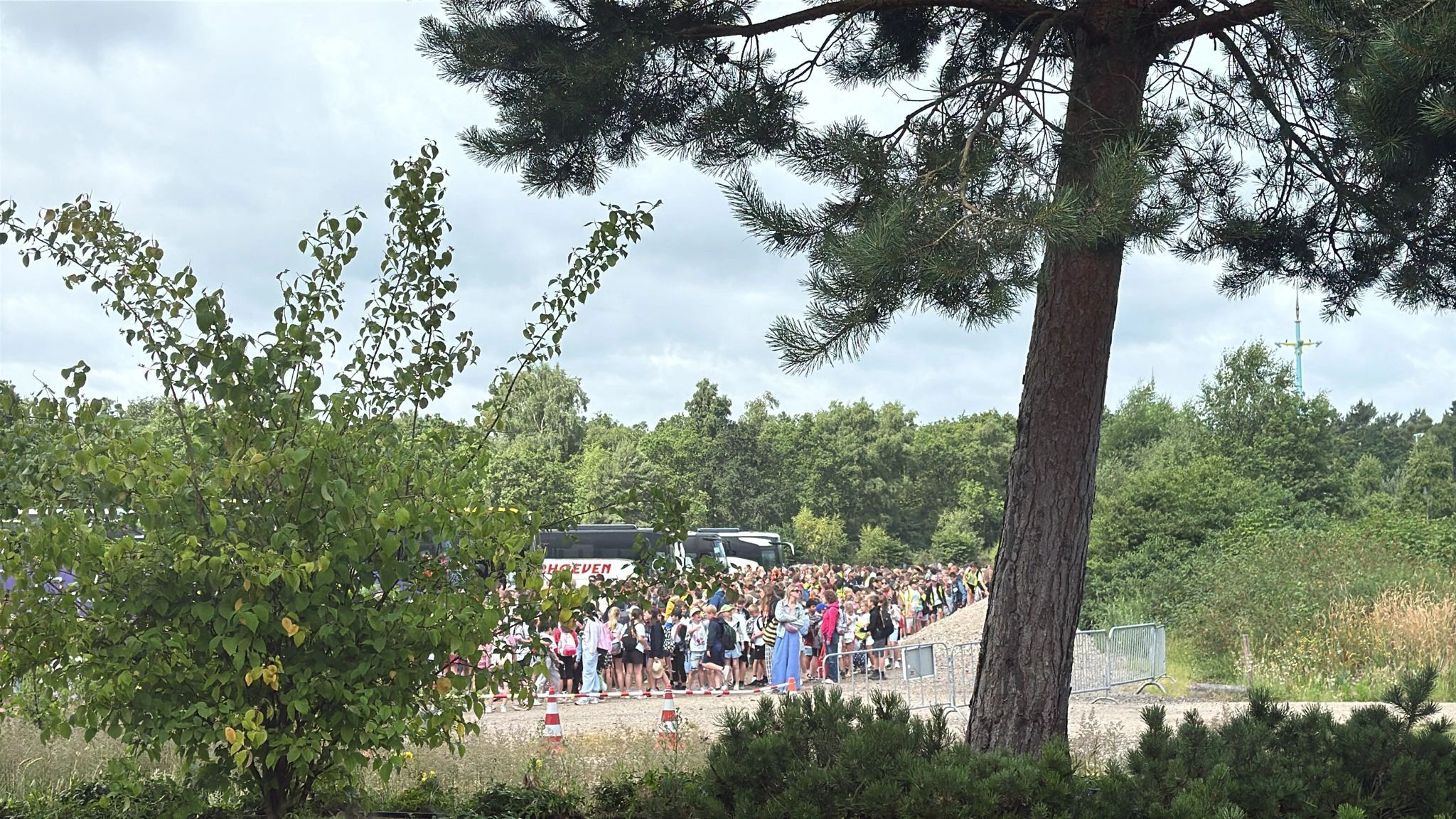 🎢 Wat een dag!
Na ruim een jaar voorbereiding was het vandaag eindelijk zover: de grote schoolreis van BasisBuren naar Attractiepark Toverland!

Met maar liefst 25 bussen en meer dan 1750 leerlingen, medewerkers en begeleiders vertrokken we vanuit de hele  Gemeente Buren  richting Limburg. En wat een dag werd het: stralend weer, een geweldige sfeer en overal waar je keek blije gezichtjes.

Onze kernwaarde ‘verbinding’ was voelbaar tot in elke vezel. Samen lachen, ontdekken, plezier maken – dit was onderwijs buiten de klas op z’n best.

💛 Een enorme dank aan iedereen die geholpen heeft om deze dag kneitergoed te laten verlopen. Dit was een dag om nooit te vergeten!

#schoolreis #onderwijs #verbinding #Toverland #BasisBuren #plezier #samensterk #buren