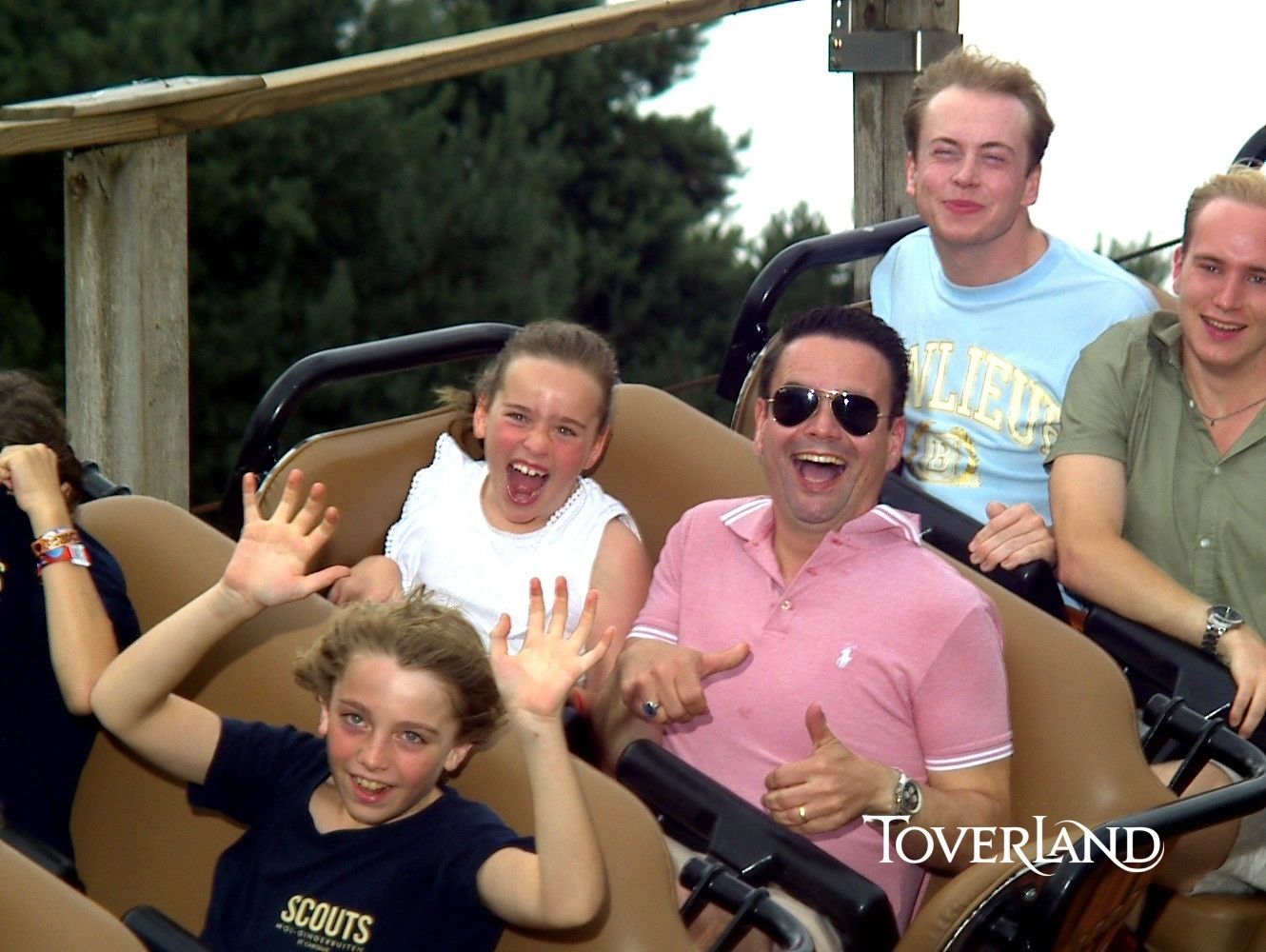 🎢 Wat een mooie dag met de collega’s van Giesbers Servicebouw en Giesbers Ontwikkelen en Bouwen! Vandaag genoten we met het hele gezin van een PV uitje naar attractiepark Toverland. Van achtbanen en waterpret tot volop genieten van het mooie weer — dit soort dagen maken het werk nóg leuker! 💫 
#Teamuitje #Toverland #Werkplezier #Teambuilding