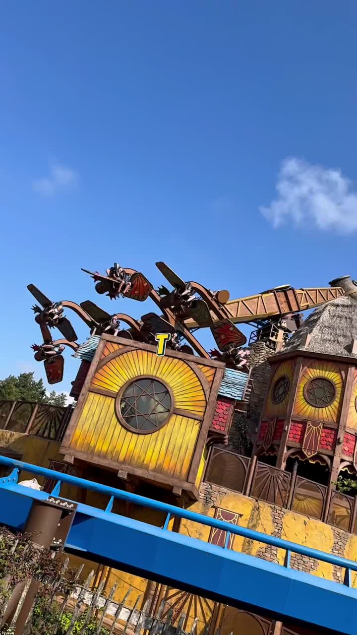 🐉 Ein Freizeitpark mit Drachen, 🦄 Einhörnern und 🧙‍♂️ Magiern? ➡ Willkommen im Attractiepark Toverland  ✨

Hier triffst du auf magische Welten, spektakuläre Achterbahnen & verzauberte Themenbereiche. 🌟 Und im Sommer? ☀ Summer Feelings pur – mit Shows, Live-Musik, extra langen Öffnungszeiten & jeder Menge Specials. Verpasse zum Beispiel nicht die Summer Feelings Parade, geh auf Drachenjagd in Avalon oder entspanne am Sandstrand bei Solaris mit einem Cocktail. (Nur noch bis 24.08.2025) 🎶🍹🌴

👉🏻Habt ihr den magischen Freizeitpark schon besucht?

📍 Freizeitpark Toverland (in der Nähe von Venlo in den Niederlanden), täglich geöffnet bis 02.11.2025 | Winter-Saison ab 22.11.2025, Tipp: Online über die Toverland Website spart man 7€ auf das Tagesticket.

Vielen Dank für die Einladung Tessa de Zeeuw-Maessen und Vera van Lier 

#freizeitparktraveller #toverland #freizeitpark #summerfeelings