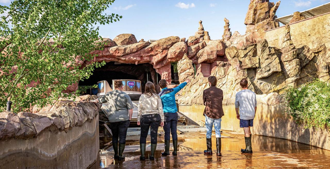 🎢 Tijdens mijn vakantie kwam ik dit bericht tegen: 
#Toverland zoekt een acht-banentester. En dat is dus niet iemand die achtbanen keurt: het Limburgse attractiepark is op zoek naar iemand die op één dag acht verschillende baantjes wil uitproberen.

Toverland laat de acht-banentester in korte tijd acht verschillende functies uitproberen, om te zien welke afdeling het beste past. Voorbeelden zijn het ontvangen van gasten bij de entree, het opnemen en bereiden van bestellingen in de horeca, het begeleiden van bezoekers bij de attracties en sleutelen samen met techneuten.
-----
Hoe leuk/slim is dat?? Op één dag met elkaar uitzoeken welk soort werk het beste bij iemand past. Een slimme manier van #werving en (op termijn) #behoud van personeel, wat mij betreft. #onboarding #recruitment

Aaltje Vincent Rob Witjes Stef Molleman Emile van Nassau 👊🎙️

https://lnkd.in/epUW2eNX 