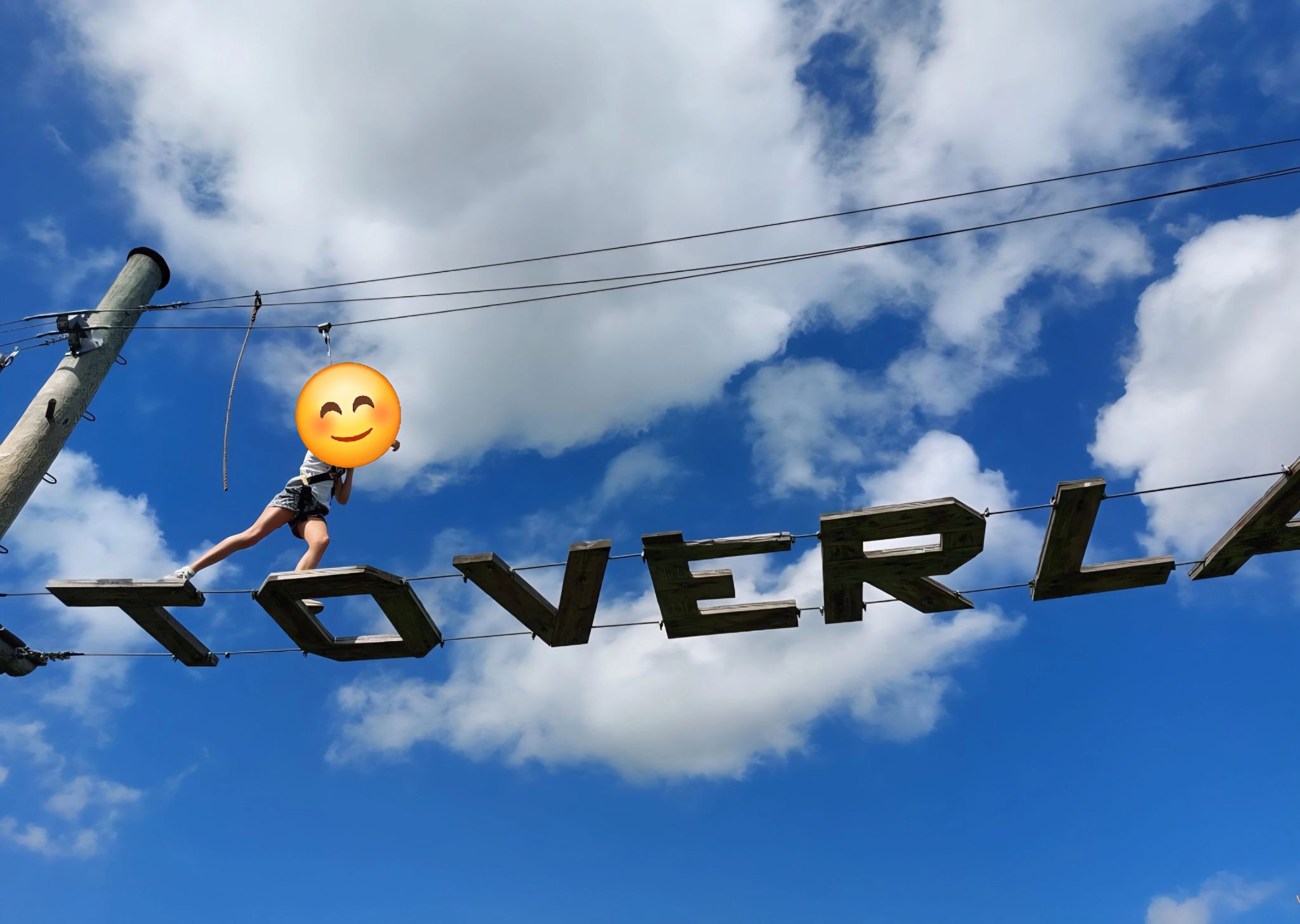 Op de Clemensschool zijn we weer goed begonnen. Na 2 fijne, leuke weken in de klas zijn we de 3e week ook goed gestart met een schoolreis! En niet zomaar 1... We mochten naar Toverland! Wat een feest! We hebben genoten van dit geweldige park én het samen heel erg fijn gehad! We maakten op voorhand samen met de kinderen groepjes maar gedurende de dag ontstonden er weer nieuwe groepjes en liepen kinderen van groep 3 t/m 8 samen door het park! 🎢
Zo krijgen onze gouden weken een extra gouden randje met deze leuke dag! 💛

#goudenweken #schoolreis #toverland #Clemensschoolhulsel