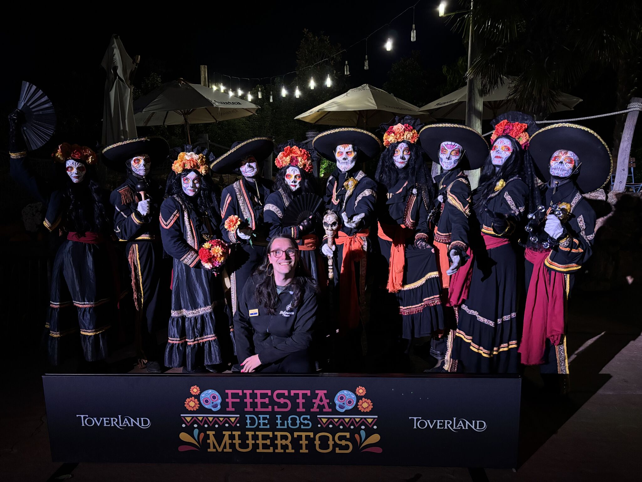 ✨ Nieuwe uitdaging ✨
 
Na 3 fantastische jaren als Servicemedewerker bij Toverland waarin ik enorm veel heb mogen leren, mezelf heb kunnen ontwikkelen en met een geweldig team enthousiaste Halloween-liefhebbers heb mogen samenwerken, mag ik dit jaar de stap maken naar Senior Servicemedewerker! 🎉
 
In de afgelopen 3 jaar heb ik mijzelf verder ontwikkeld in pro-actief werken, gastgerichtheid en het waarborgen van sterke en duidelijke communicatie. Deze persoonlijke groei, nieuwe inzichten en fijne collega’s die het werk extra bijzonder maken hebben hier zeker aan bijgedragen.
 
Ik ben trots op wat ik tot nu toe heb bereikt en vooral dankbaar voor alle kansen en het vertrouwen dat ik heb gekregen. In mijn nieuwe rol kijk ik ernaar uit om mijn ervaring verder in te zetten, extra verantwoordelijkheid te dragen en samen met mijn senior collega’s Celine van der Ham en Marieke Van De Ven te zorgen voor een onvergetelijk Halloween-seizoen! En bovenal gasten een onvergetelijke dag bezorgen is waar we het voor doen. 🌟
 
Op naar dit nieuwe hoofdstuk, vol uitdagingen maar vooral en mooie en magische momenten! 🚀✨
 
#NieuweStap #SeniorServicemedewerker #Toverland #Gastbeleving #Trots #HalloweenTeam