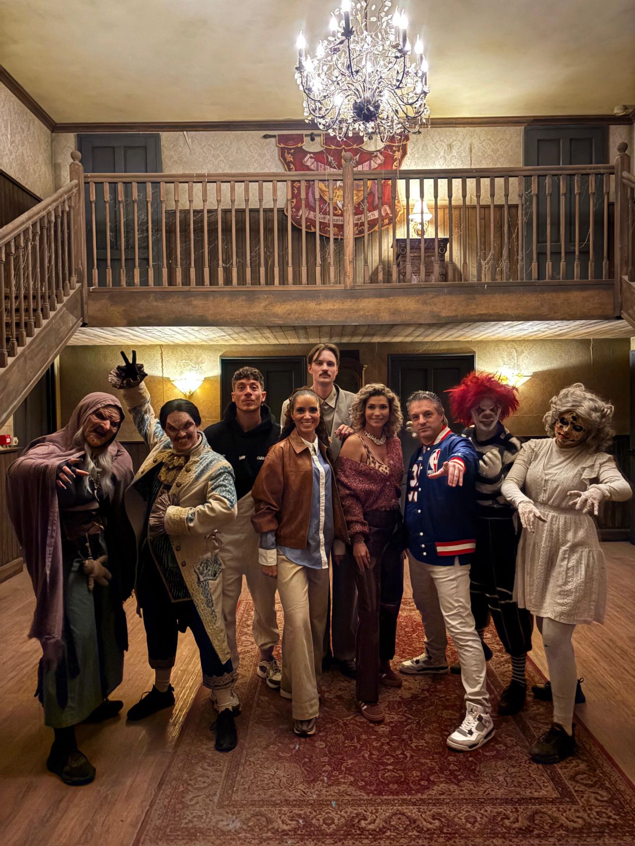 Ruim 20 jaar geleden kocht ik bij de Free Record Shop een album van Ch!pz. ⏰💿 Naast de muziek raakte ik als kleine jongen betoverd door de filmische videoclips op Fox Kids, die je telkens weer meenamen naar een andere wereld.

En nu? Nu hebben we in Attractiepark Toverland gewoon een nieuwe videoclip geschoten! 🎬 Samen met Bram Krikke brengt Ch!pz het nummer Haunted House opnieuw uit en de beelden zijn opgenomen in ons eigen Maison de la Magie. 🎩🎃 Meewerken aan deze productie was een ware jongensdroom!

👉 Bekijk de videoclip hier: https://lnkd.in/eXMP6fbM

#Toverland #Chipz #videoclip #Halloween