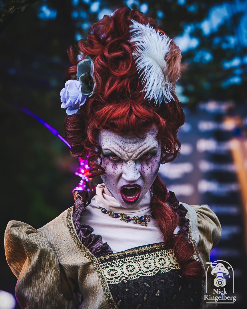 Hierom hou ik van oktober. 🎃📸

Halloween is voor mij het perfecte speelveld: dramatisch licht, rook, vuur, kostuums vol detail en performers die zó in hun rol zitten dat elk moment een verhaal wordt.

Wat ik hierin het leukst vind?
Storytelling in één frame.
Werken met lastig (nacht)licht en toch scherpe, karaktervolle beelden leveren.
Respectvol samenwerken met acts & publiek om authentieke momenten te vangen.
Beter worden in content creëren. 

#Photography #EventPhotography #ThemeParkPhotography #Halloween #Toverland #HalloweenNights #NightPhotography #PortraitPhotography #CinematicLook #ContentCreation #Reels #VisualStorytelling