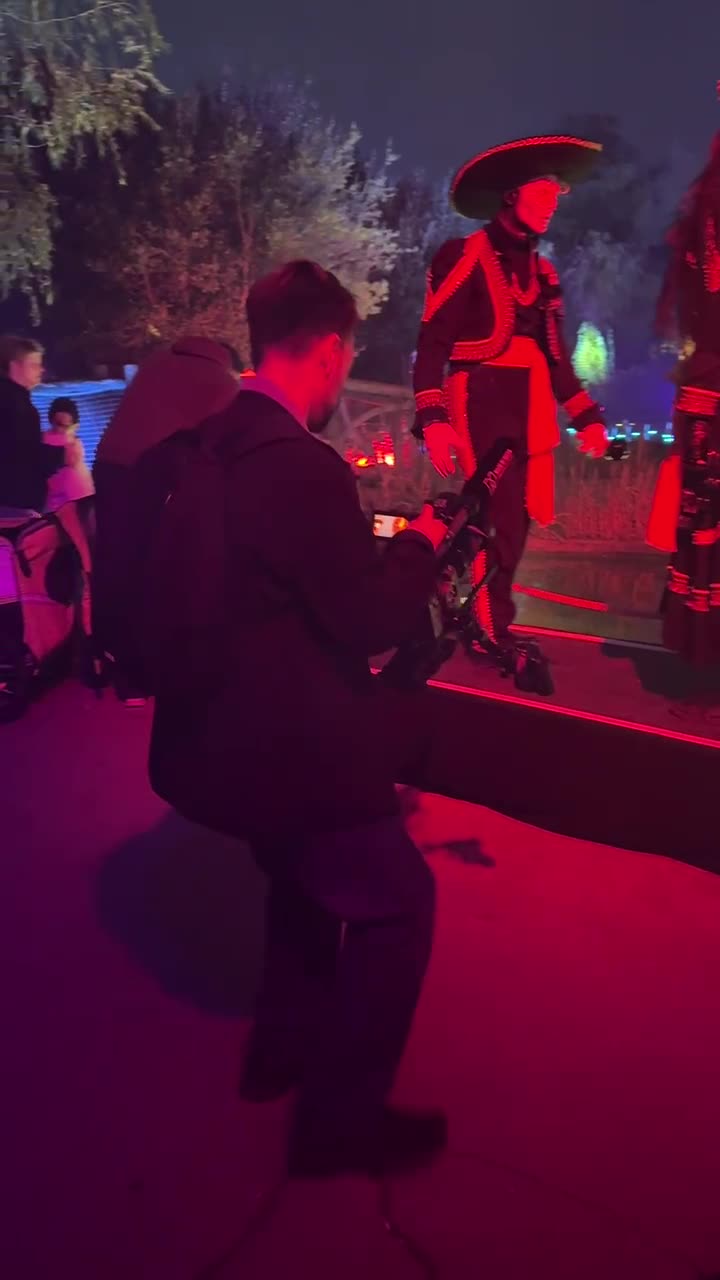 Toveren✨


Colin tovert as we speak wat magische beelden uit zijn hoge hoed, op een wel heel betoverende plek: Attractiepark Toverland!
Met veel plezier volgt hij ook hier de beveiligers van onze vaste opdrachtgever ProToGa Beveiliging.

Zaterdagavond, omdat zowel hun als ons werk, geen 9 tot 5 baan is. Maar dat vinden we helemaal niet erg, want we hebben ‘never a dull moment.’

#videoproductiebedrijf #nijmegen #marketing #toverenmetbeelden #Toverland #visuelecontent #branding