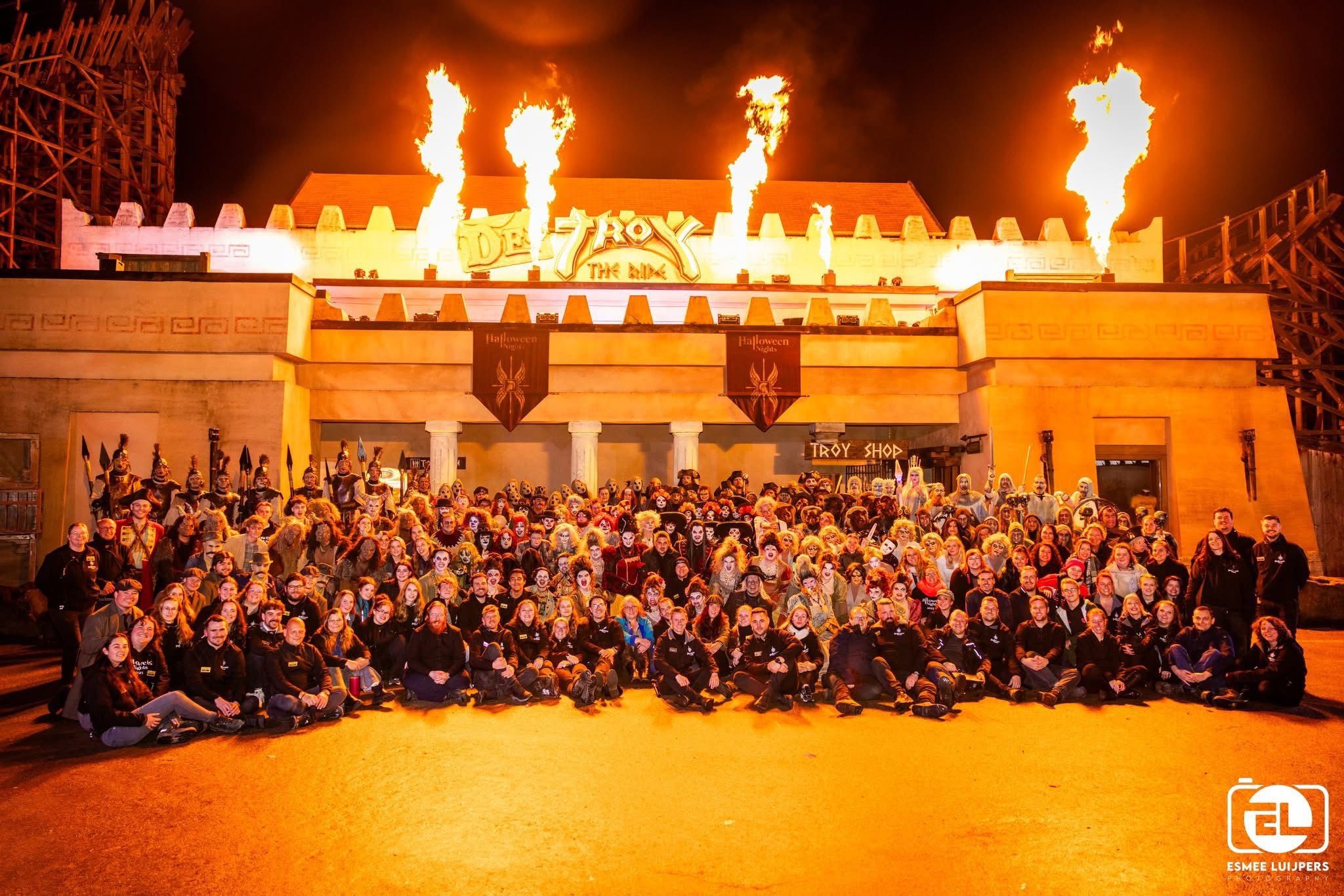 🎃 Halloween Nights in Attractiepark Toverland  👻

De afgelopen weken mocht ik als servicemedewerker meewerken aan de Halloween Nights in Toverland. En wat een avontuur was dat! Van de griezelige sfeer tot de drukte en gezelligheid, geen avond was hetzelfde. 

Natuurlijk waren er ook kleine uitdagingen (regen, drukte en voldoende storingen😅), maar het teamwork en de energie van iedereen maakten het onvergetelijk.

Trots dat ik hier deel van mocht uitmaken! ✨

#Toverland #HalloweenNights