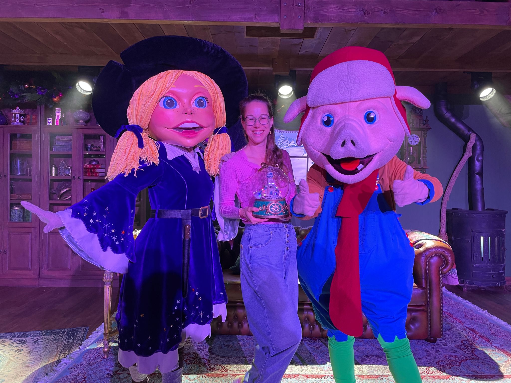 Deze week ging in Attractiepark Toverland ‘Toos & Morrel laten het sneeuwen’ in première: een geheel nieuwe voorstelling voor Winter Feelings waarvoor ik de choreografie (inclusief gebarentaal) mocht creëren. 

Dikke merci aan Michael Bot voor deze prachtige kans waarin ik de gelegenheid kreeg om mijn veelzijdige liefdes en kennis te combineren: verhalen vertellen door middel van dans, fysiek spel en gebarentaal!

#choreografe #fysiekspel #show #voorstelling #kids #themepark #skinacting #toos #morrel #toverland #theater