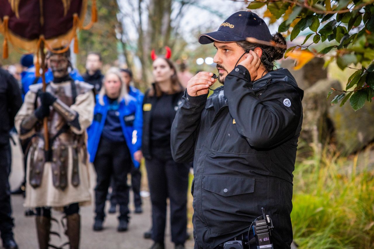 De verbinding die nooit verbreekt, zelfs als het spannend wordt tijdens de Halloween Nights in Attractiepark Toverland⚠️

Ook dit jaar heeft Attractiepark Toverland opnieuw gekozen voor onze portofoons tijdens hun jaarlijkse Halloween Nights. Tijdens deze indrukwekkende en grootschalige evenementen is heldere en betrouwbare communicatie essentieel, zowel voor de veiligheid van bezoekers als voor de coördinatie van alle medewerkers en acts achter de schermen.

Wij zijn trots dat Attractiepark Toverland al meerdere jaren op onze apparatuur en ondersteuning vertrouwt om deze unieke beleving vlekkeloos te laten verlopen.
 
Met onze Motorola Wave PTX portofoons zorgen we ervoor dat de organisatie, beveiliging en techniek voortdurend met elkaar in verbinding staan, zelfs wanneer de spanning en het volume op het park tot het uiterste stijgen.
Een evenement van deze omvang vraagt om communicatie die onder alle omstandigheden blijft presteren. Daar dragen wij graag aan bij.

👉️Ook verzekerd zijn van betrouwbare verbinding? Bekijk onze Rental by Firecom verhuuroplossingen: https://lnkd.in/egTNRqgr

#Toverland #Communicatie #Verbinding #Motorola #Firecom #RentalbyFirecom #HalloweenNights