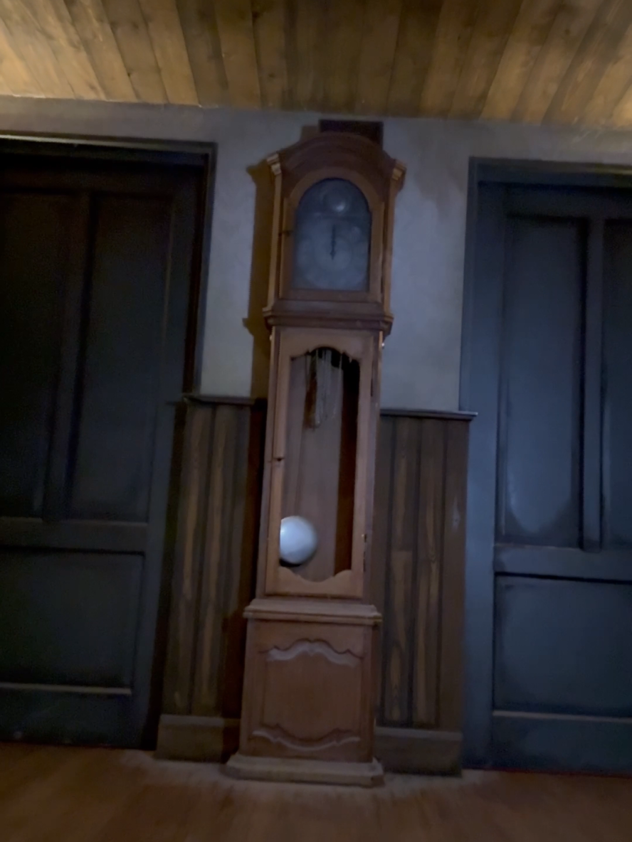 Misschien moeten we de klok uit Maison de la Magie toch nog even in de gaten houden.. 🙃⏰ Jullie nog tips, @netflixnl? 

#Toverland #themepark #attractiepark #StrangerThings #StrangerThingsS5 