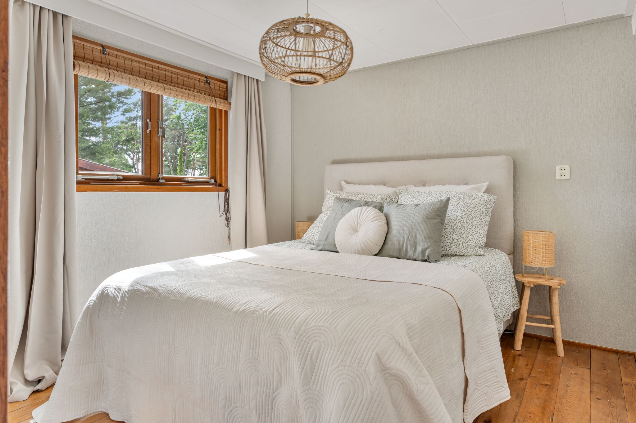 ✨ Combinatie Vastgoedpresentatie & Boshuisje Woodsy

Zoals velen van jullie weten richten wij met veel plezier woningen in voor de verkoop via Marlou Groenen Vastgoedpresentatie.

Maar… sinds kort is daar nóg een mooi project bij gekomen waar ik ontzettend blij van wordt. 

Mijn passie voor interieur, styling, sfeer en fotografie kan ik nu niet alleen in de Vastgoedstyling toepassen, maar ook in een vakantiebeleving voor gasten. 

Sinds kort ben ik namelijk ook trotse eigenaar en verhuurder van mijn eigen vakantiehuisje: Boshuisje Woodsy!

Een knus, stijlvol en volledig ingericht 6-persoons chalet op De Schatberg (Sevenum – Noord Limburg). Helemaal in de sfeer die jullie van mij gewend zijn: warm, sfeervol en met oog voor detail ✨
 Het is een plek waar je echt even kunt ontsnappen aan de drukte.
🔗 Benieuwd hoe het eruitziet of wil je een verblijf boeken?
 Dat kan via: www.boshuisjewoodsy.nl
 
 
Mocht je iemand kennen die een weekend of (mid)week weg zoekt: delen mag altijd! 🤍🌿
#vakantiehuis #recreatieverhuur #interieur #vastgoedpresentatie #ondernemen #boshuisjewoodsy #styling #schatberg #Noordlimburg #Toverland #weekendjeweg #kindvriendelijk #vakantiemetkinderen #boshuisje #vakantiepark #zomervakantie #eropuitinnederland