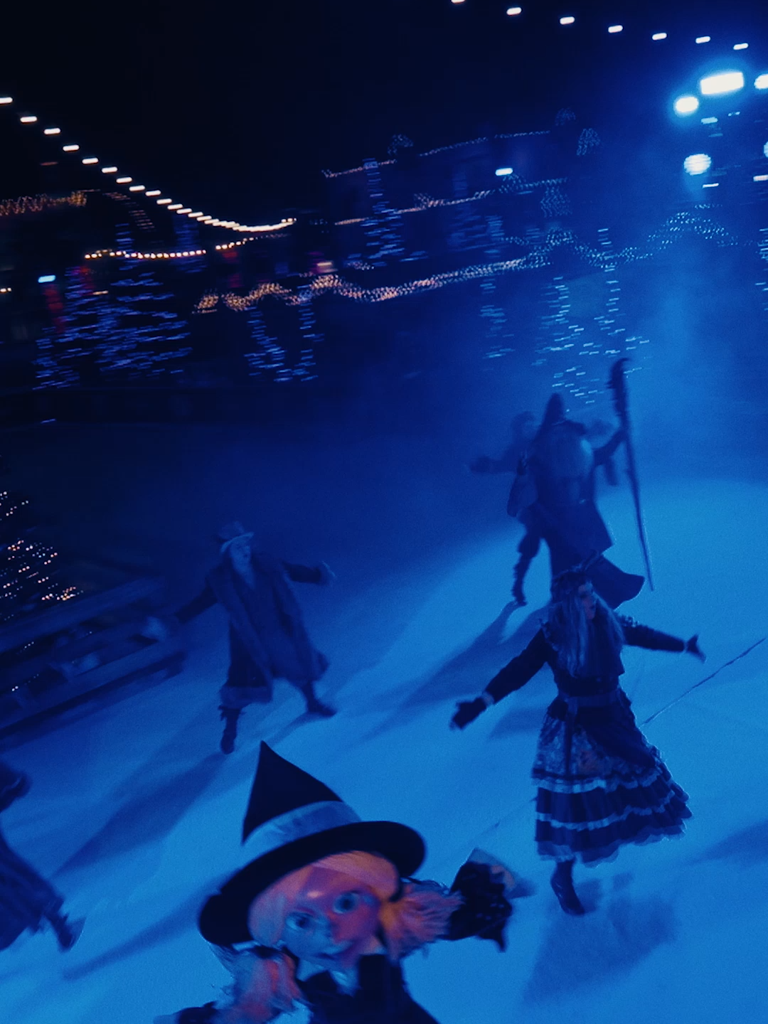 Wat vind jij het leukste aan de winter? Wij dansen op het ijs! 💃❄️ #Toverland #themepark #attractiepark #winter #WinterFeelings #qualitytime