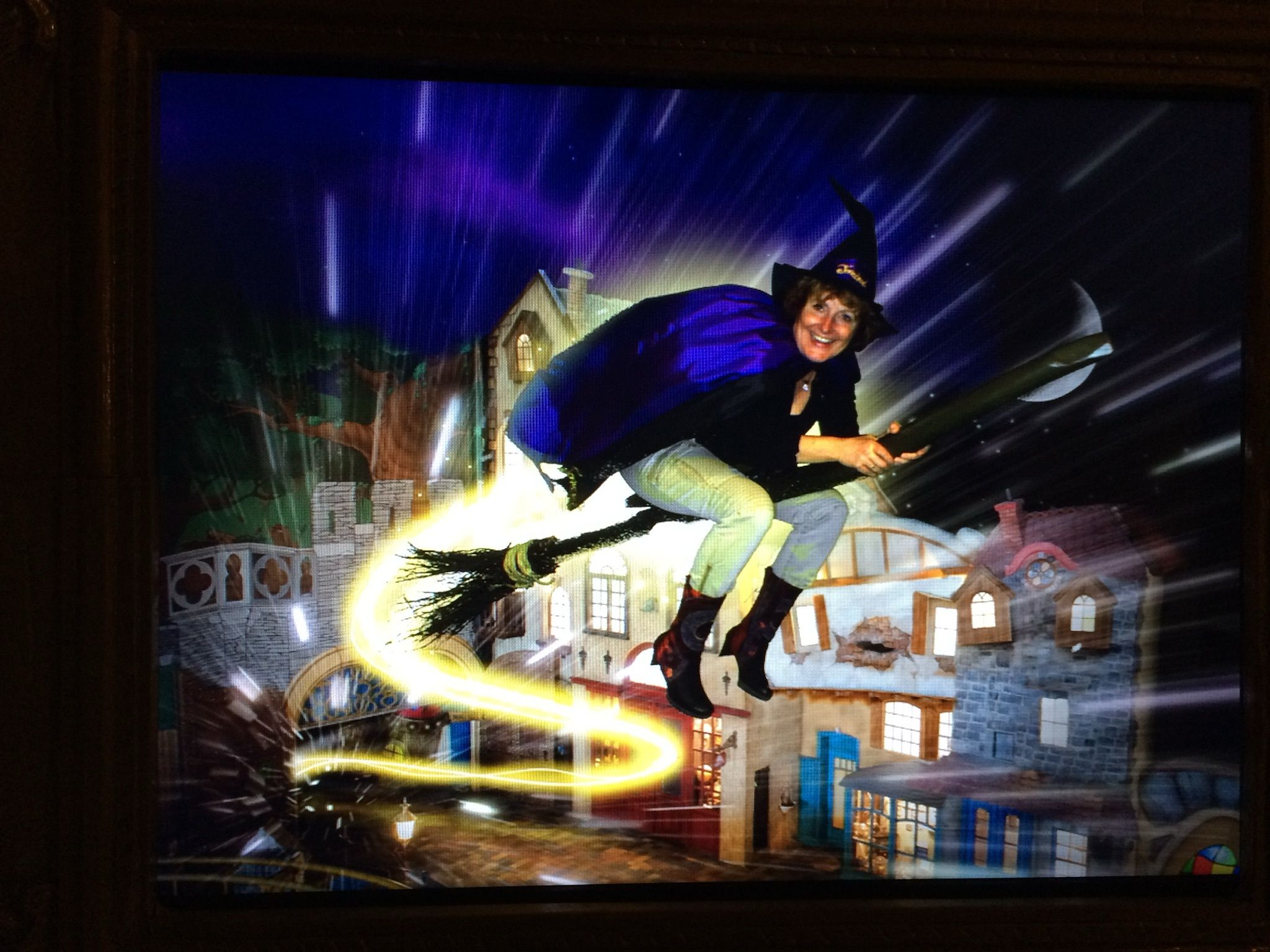 A way of life

Daar vlieg ik dan, op mijn bezemsteel, dwars door Toverland heen!
Altijd zijn en blijven we op zoek naar gelukservaringen die onze gasten raken, die hun even uit de waan van de dag halen en op adem laten komen.

Precies datzelfde doel drijft me ook voort mbt mijn passies leiderschap en bedrijfscultuur. 
Hoe maak ik leiderschap tot een
gelukservaring? Voor de leiders én voor de medewerkers?
Hoe zorgen we er samen voor dat we elkaar graag zien, elkaar vertrouwen, elke dag weer gaan voor het beste resultaat én op adem blijven, omdat de cultuur ‘gewoon’ klopt?

Dat antwoord heb ik gevonden.
Daarvoor heb een enorme brei aan ervaring en info platgeslagen tot 3 peilers.
Zodat leiderschap ‘a way of life’ wordt. Zo logisch en pragmatisch dat je gewoon kunt blijven ademhalen, dwars door alle weerstanden heen.
Als dat geen magie is?

Meer weten?
Bel: 0655152526 of mail
caroline@carolinekortooms.nl

#leiderschap #bedrijfscultuur #keynotespreker #consultant #toverland #leiderschapisleuk