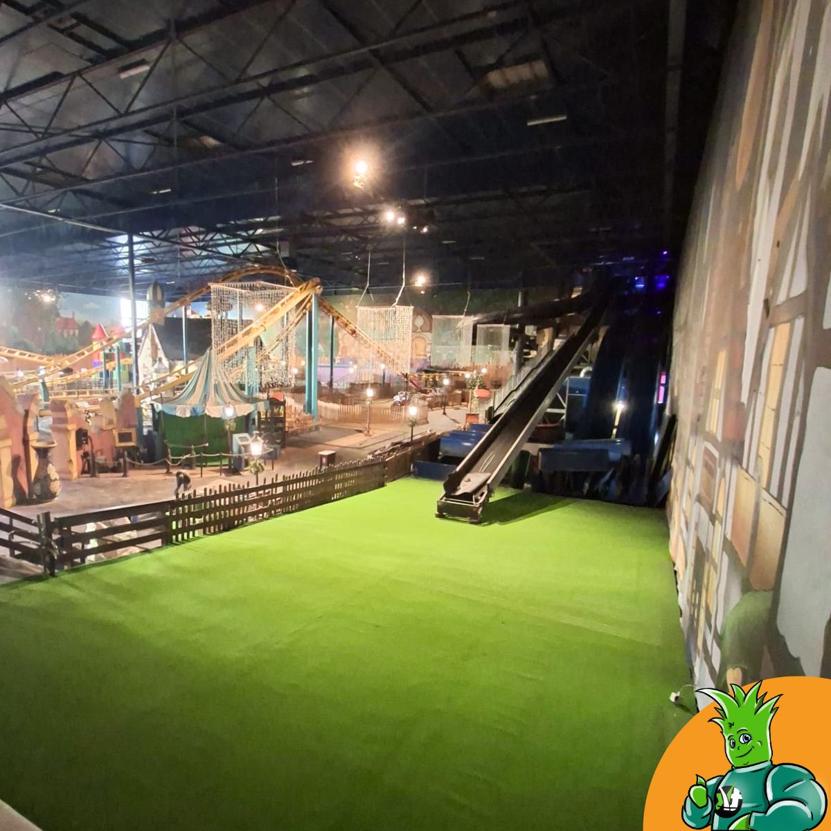 𝐊𝐮𝐧𝐬𝐭𝐠𝐫𝐚𝐬 𝐢𝐧 𝐓𝐨𝐯𝐞𝐫𝐥𝐚𝐧𝐝! 🎢🌿 

Voor Attractiepark Toverland hebben we ons kunstgras mogen toepassen op een plek waar beleving, uitstraling en intensief gebruik samenkomen. In het park is gekozen voor sterk en duurzaam kunstgras dat perfect past bij een omgeving waar dagelijks veel bezoekers langskomen.

𝐖𝐚𝐭 𝐰𝐞 𝐡𝐢𝐞𝐫 𝐡𝐞𝐛𝐛𝐞𝐧 𝐠𝐞𝐫𝐞𝐚𝐥𝐢𝐬𝐞𝐞𝐫𝐝:
✔ Kunstgras aangebracht op intensief gebruikte zones
✔ Slijtvast en onderhoudsarm, geschikt voor hoge belasting
✔ Strakke en nette afwerking passend bij de thematische uitstraling
✔ Direct klaar voor dagelijks gebruik door bezoekers van alle leeftijden

Elke toepassing vraagt om maatwerk, zeker op een locatie als Toverland. Onze installateurs zorgen daarbij voor een nette afwerking en een resultaat dat niet alleen mooi oogt, maar ook praktisch en duurzaam is.

Daarnaast verzorgen we ook het onderhoud van kunstgras op drukbezochte locaties, zoals reinigen, opborstelen en het opnieuw instrooien van intensief gebruikte delen. Zo blijft het kunstgras veilig, representatief en in topconditie.

𝐈𝐧𝐭𝐞𝐫𝐞𝐬𝐬𝐞 𝐢𝐧 𝐨𝐧𝐝𝐞𝐫𝐡𝐨𝐮𝐝 𝐨𝐟 𝐞𝐞𝐧 𝐧𝐢𝐞𝐮𝐰𝐞 𝐭𝐨𝐞𝐩𝐚𝐬𝐬𝐢𝐧𝐠 𝐯𝐚𝐧 𝐤𝐮𝐧𝐬𝐭𝐠𝐫𝐚𝐬 𝐨𝐩 𝐞𝐞𝐧 𝐝𝐫𝐮𝐤𝐛𝐞𝐳𝐨𝐜𝐡𝐭𝐞 𝐥𝐨𝐜𝐚𝐭𝐢𝐞? We denken graag mee.

𝐌𝐞𝐞𝐫 𝐰𝐞𝐭𝐞𝐧 𝐨𝐟 𝐢𝐞𝐭𝐬 𝐛𝐞𝐬𝐩𝐫𝐞𝐤𝐞𝐧? 𝐍𝐞𝐞𝐦 𝐜𝐨𝐧𝐭𝐚𝐜𝐭 𝐨𝐩 𝐦𝐞𝐭 𝐉𝐞𝐟𝐟:
📧 jeff@topkunstgras.nl
📞 0475 635 840
📍 Windmolenbosweg 7, Haelen

#topkunstgras #kunstgras #toverland #projecten #onderhoudsarm