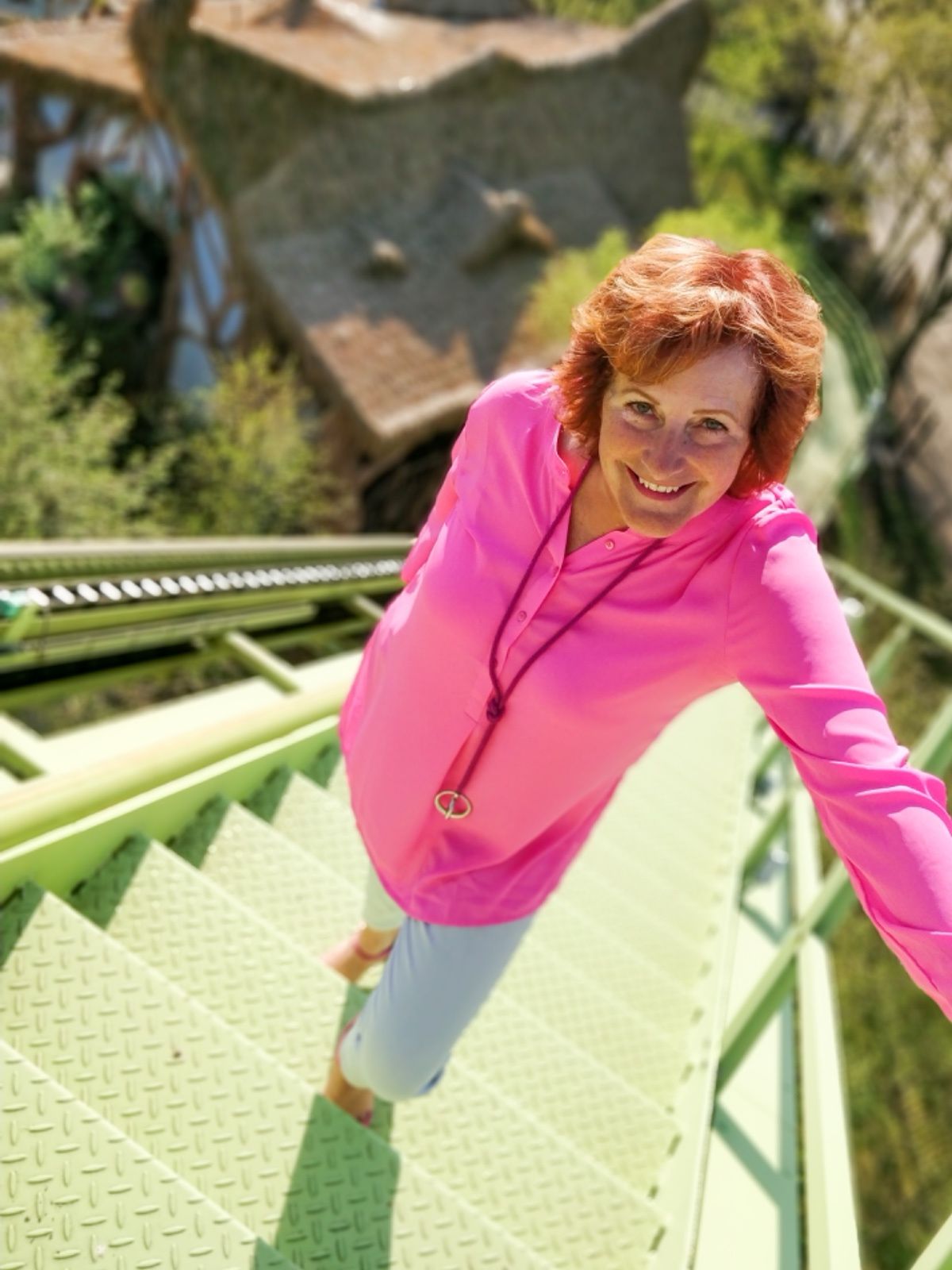 Your culture is your brand - 1

Veel organisaties schrikken van het woord bedrijfscultuur. Komt misschien doordat we het woord ‘cultuur’ vaak als vanzelfsprekend koppelen aan het woord kunst.
En dat lijkt een ver van mijn bed-show voor veel ondernemers/ leidinggevenden:
‘Ik heb niks met cultuur!’

Nou …. dank je de koekoek dat je iets hebt met cultuur. Of je wilt of niet: het is er. Hoe dan ook!
Cultuur gaat nl. over gedrag.
Over normen en waarden.
In je gezin, de vriendenclub, een volk …… en dus ook in een organisatie.

Organistiecultuur/ bedrijfscultuur gaat erover hoe we  ons op de werkplek gedragen. Hoe we als team functioneren. Wat we wél doen en wat we niet doen.
Of we verantwoordelijkheid nemen. Of we elkaar aanspreken.
Of we de kantjes ervanaf lopen.
Of we collegiaal zijn.
Dát is organisatiecultuur.

Je cultuur is de ziel van je bedrijf.
Je cultuur is je merk.
Je cultuur is waarom klanten/ gasten wel of niet voor jou kiezen.
Dus, dank je de koekoek dat je iets met cultuur hebt! En dat je als leidinggevende enorm tekort schiet (en enorme kansen laat liggen) als je hier je ogen voor sluit.

Zo … dat moest er even uit!

caroline@carolinekortooms.nl

#carolinekortooms #bedrijfscultuur #leiderschap #keynotespreker #consultancy #toverland