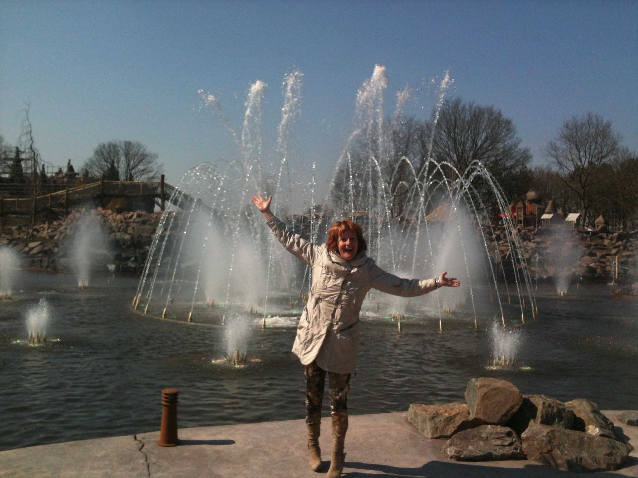 Your culture is your brand - 2

2013.
De allereerste keer dat ‘Katara, fountain of Magic’ draait.
Wow, wat is het mooi!
De muziek, het water, de kleuren.
Zielsgelukkig draai ik me om en kijk naar mijn man Wen die op dat moment deze foto van me maakt.

Nu, 13 jaar later, kijk ik naar deze foto. Wat me vooral raakt is mijn  expressieve blijdschap.
De blijdschap die ik elke leider gun als iets gelukt is!
En dat hoeft geen fontein, attractie of mooie nieuwbouw te zijn zoals dat in een attractiepark zo makkelijk zichtbaar is.
Integendeel!

Diezelfde blijdschap voelde ik als we als Toverteam eensgezind samenwerkten, als we onze visie naleefden, als we trouw waren aan onze kernwaarden en ‘gewoon’ deden wat we afgesproken hadden.
En diezelfde blijdschap voel ik nog steeds als ik organisaties begeleid die ook bereid zijn te investeren in hun cultuur.
Die beseffen dat het bouwen aan iets onzichtbaars als het juiste arbeidsethos nét zoveel tijd en aandacht verdient als het bouwen aan al die zichtbare zaken als een nieuw bedrijfspand of nieuwe productlijn.

Je bedrijfspand is niet wat je aantrekkelijk maakt voor gasten/ klanten (al helpt het natuurlijk wel mee). Het is het gedrag van het team dat de kracht van je merk bepaalt.

Meer weten?
Bel 06-55252526 of mail
caroline@carolinekortooms.nl

#carolinekortooms #leiderschap #bedrijfscultuur #expertise #bouwstenen #consultant #keynotespreker #leidenisleuk #toverland