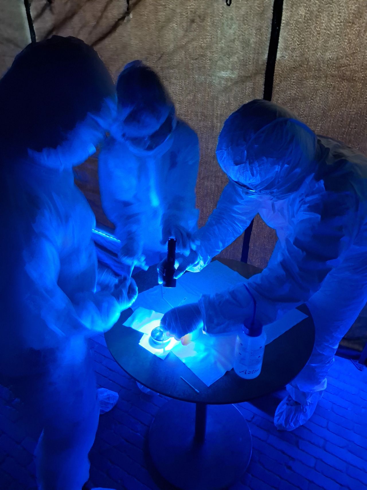 Vandaag sta ik op TechFunday bij Sint-Lukas in Eindhoven, wat een geweldige dag weer!
Samen met mijn top assistente Janou Herberighs geef ik leerlingen een Cleanroom Experience; in een volledig cleanroom pak gaan ze helemaal steriel aan de slag. Fantastisch om jongeren op zo’n interactieve manier te laten kennismaken met de wereld van techniek en hightech!
En hier is veel te ontdekken!!! 
Veel verbaasde blikken en een hoop vragen.
Nu begrijpen leerlingen wat ik mee bedoel met:
particle hunting!!! 
Geslaagde dag dus!💡✨🦾
beelden spreken van zich!

#techfunday #werkenbijvdl #techniek #cleanroom #particlehunting #vdletg #techniekpromotie 