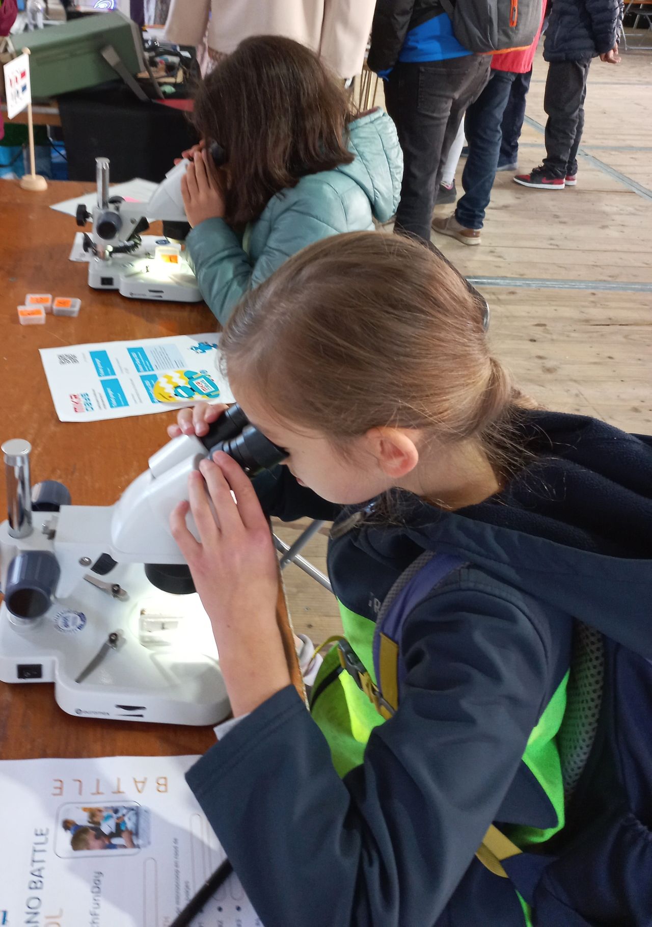 Maker Days Eindhoven 
Dag 2 
Gisteren was drukker dan zaterdag.
Wat een dag, zeg!!!
nanoBattle trekte zo veel bezoekers dat ik rond 15.00 geen nanoBattle formuleren meer had. 
Hoe leuk is dat? 
Meerdere jonge onderzoekers waren zo enthousiast dat ze meerdere keren terug waren om andere bakjes te bekijken.
🔬 Microscopie werkt. Wereld van vergrotingen zijn zo bizaar dat deelnemers blijven kijken met bekende:
wooow!!!
Ik was op het einde (18.00) kapot, wel 100% tevreden hoe veel dit educatieve project heeft mensen verbonden.
Met glimlacht dacht ik opeens aan mijn eerste dag in de clean room 1996 en mijn eerste contact met microscoop en mijn stille: woooow!!!
tot vandaag weet ik een ding zeker:
dat is nog steeds veel te leren en ontdekken in mijn wereld van microscopie!
Techniekpromotie doe je met je ❤️
#microscopie #vergrotingen #ontdekken #leren #motiveren #verbinden #VDLgroep #VDLETG #Techniekpromotie #professorDamir #nanoBattle #werkenbijvdl