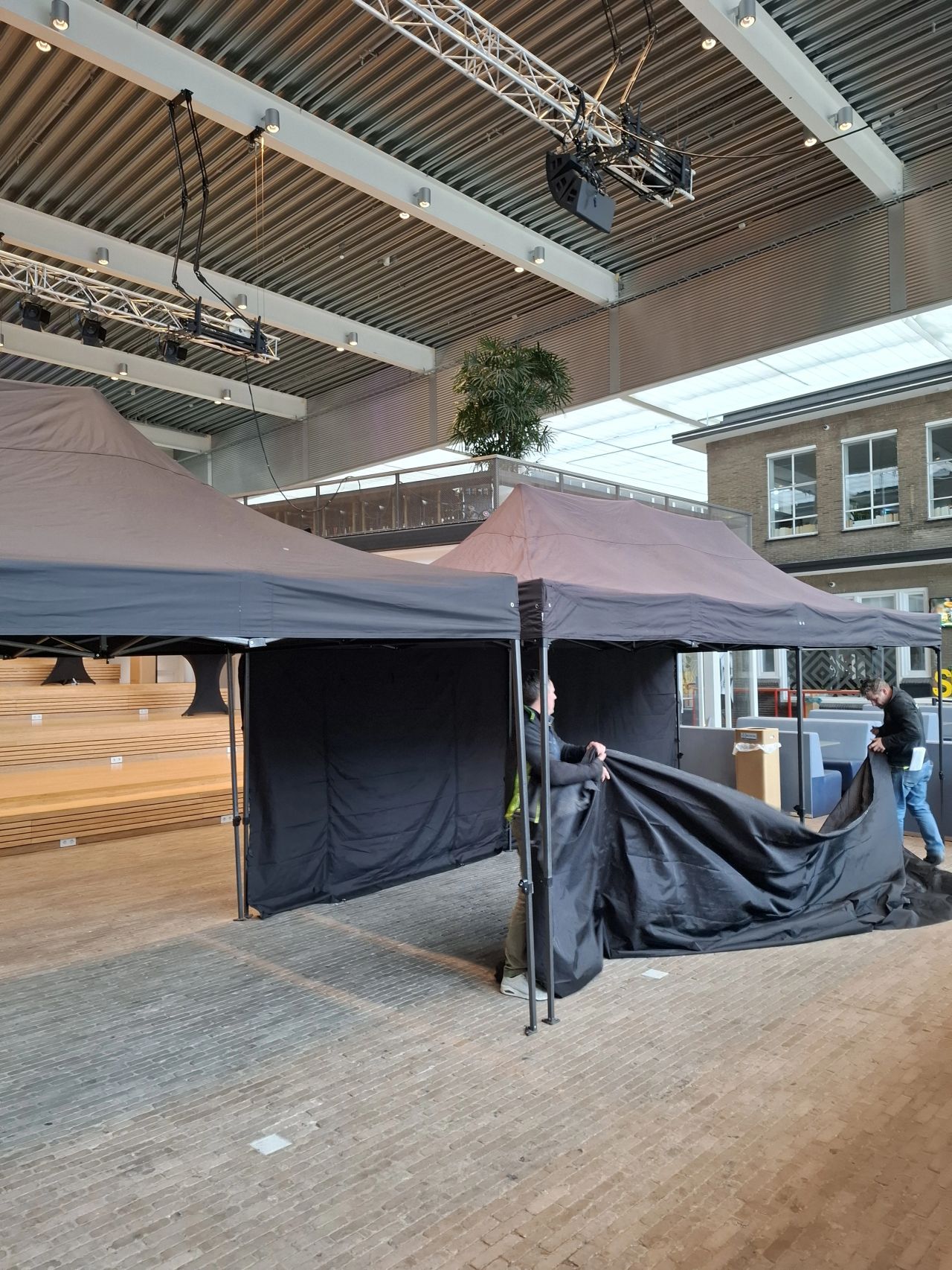 Locatie Sint-Lukas Eindhoven 
VDL ETG doet mee.
laatste voorbereidingen voor morgen zijn op volle toeren 😷
Wekend van de wetenschap mag morgenochtend beginnen! Ik heb echt zin in!
Tent wordt geplaatst 🦾...
de rest zit in dozen...
Workshop cleanroom experience gaat morgen deelnemers nemen in de wereld van partikels. Van af 10.00 uur zijn jullie welkom.
Tot morgen!!!
Techniekpromotie doe je met je ❤️
#werkenbijVDL #VDLETG #cleanroom #licht #particlehunting #ontdekkingsreis #VDLgtoep #techniekpromotie 