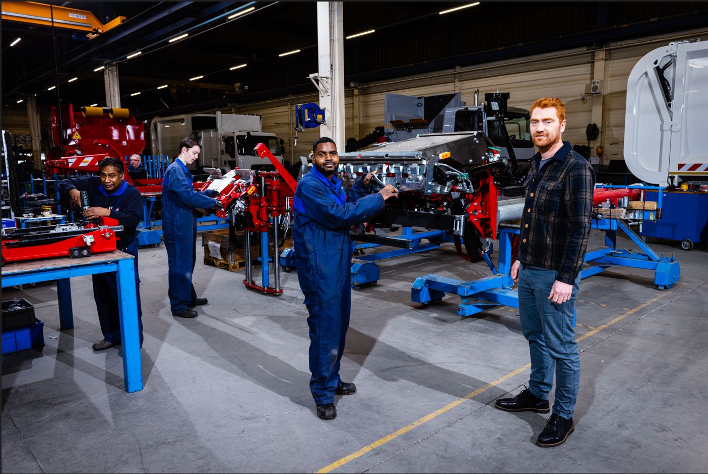 
📣 𝗩𝗮𝗰𝗮𝘁𝘂𝗿𝗲 𝗧𝗲𝗰𝗵𝗻𝗶𝘀𝗰𝗵 𝗜𝗻𝗸𝗼𝗽𝗲𝗿
Ben jij iemand die energie krijgt van slimme deals, technische uitdagingen en samenwerken met leveranciers wereldwijd? Heb je een neus voor kwaliteit, een scherp oog voor maakbaarheid en een hart voor machinebouw? Dan is dit jouw kans om impact te maken!

Als Technisch Inkoper bij VDL Translift ben jij de verbindende schakel tussen techniek, commercie en operatie. Jij zorgt ervoor dat wat op papier staat, ook daadwerkelijk geproduceerd kan worden - tegen de juiste voorwaarden én met de juiste kwaliteit. Geen dag is hetzelfde: de ene dag spiegel je contracten en onderhandel je over prijsafspraken, de andere dag bezoek je leveranciers of werk je aan kostenbesparingen. Soms reis je zelfs naar het buitenland om productieprocessen van dichtbij te beoordelen.

👉 Klaar om jouw technische kennis in te zetten voor slimme inkoopbeslissingen? Lees alles over de vacature en hoe je kunt solliciteren op https://lnkd.in/ga86Qnmp

#vdltranslift #vdl #vacature #werkenbijvdl #inkoper