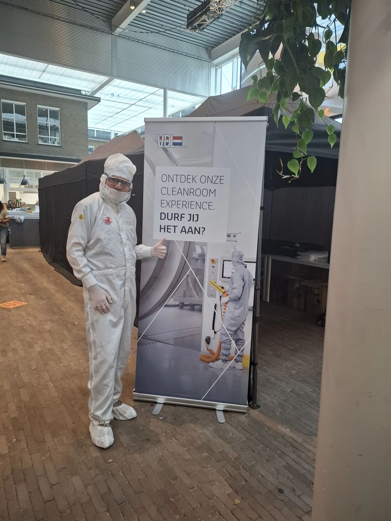 Wekend van de wetenschap in Sint-Lukas is voorbij. 
Wat een mooie dag zeg.
Hierbij momenten van samenwerking tijdens het "particle hunting"
Mijn twee assistenten waren goed bezig.
Dat was te druk om alles alleen te doen.
Ik hoorde dat vandaag meer dan 500 bezoekers waren...TOP!!!
Alle betrokkenen hebben kort ervaren hoe is de dagelijks leven van de clean room monteurs. Gekleed als echte cleanroom experten gingen ze met volle enthousiasme op zoek naar vervuiling en partikels.
Beelden spreken van zelf. Tecnhiek verbindt ook!!!
Ik ben moe, maar super tevreden.
Nu goed uitrusten want:
Aanstaande maandag ben ik aan de slag in Novalis in Eindhoven!!
techniekpromotie doe je met je HART 
#werkenbijVDL #VDLETG #VDLgroep #techniekpromotie #particlehunting #cleanroom #licht #leren #