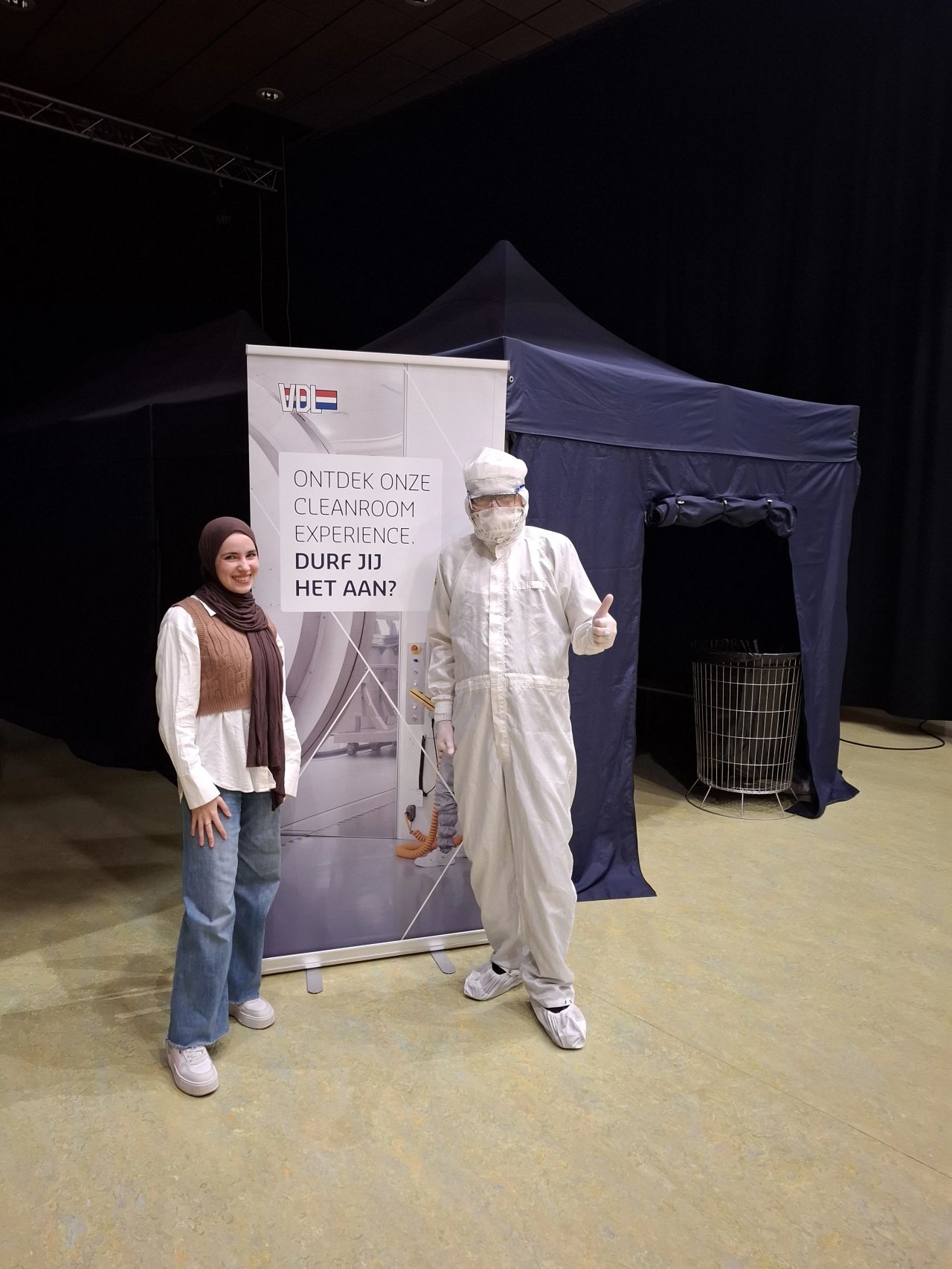 TFD Novalis Eindhoven 
...we zijn al begonnen met cleanroom experience workshop.
TechFunDays 
VDL ETG doet alweer mee.
Enthousiasme is groot.
Mijn assistente Rana is goed bezig
We gaan op zoen naar partikels m.b.v. UV lampen. Alle deelnemers zijn hoed bezig!
Iedereen is enthousiast!!
Techniekpromotie doe je met je HART 
#werkenbijVDL #VDLETG #VDLgtoep #cleanroom #particlehunting #licht #leren #verbinden #ontdekken 
