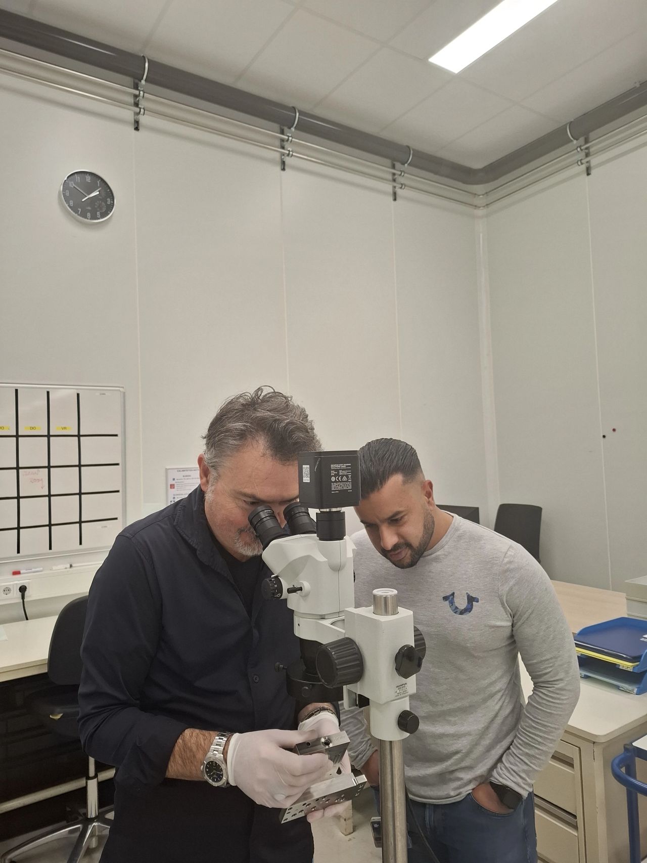 ...wat een leuke leerzame ontmoeting in C.C. met Kamal El Boudllali 
Kort &kractig. Zijn enthousiasme is besmettelijk. Echte topper!
Ik heb Kamal kort overzicht gegeven over visuele inspectie onder OLYMPUS SZ61 
met bekende: wow!!!
Boodschap is duidelijk:
We hebben beide de  ogen voor detail!!!
🔬Microscopie🔬verbindt. 
Fijne wekend allemaal!
#werkenbijVDL #VDLETG #VDLgroep #techniekpromotie #microscopie #licht #cleanroom #verbinding #particlehunting