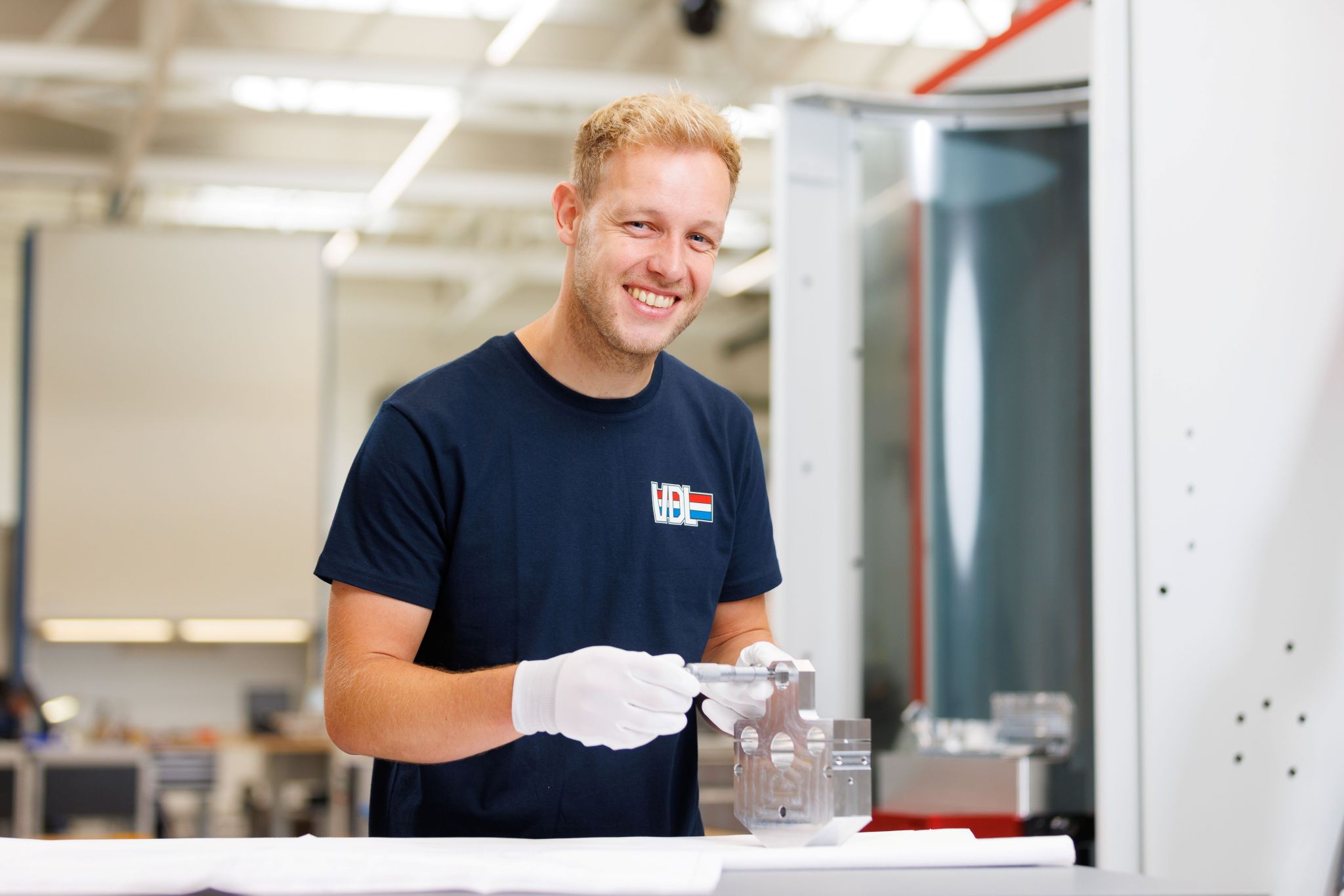 Dit jaar zijn zes VDL-collega’s genomineerd voor de Noordhofprijs — een jaarlijkse erkenning voor uitzonderlijk vakmanschap in de Brainport regio.

We stellen ze één voor één aan je voor. Vandaag is het de beurt aan Ruben Caerts, genomineerd in de categorie Metaal. 

Ruben werkt als CNC-frezer bij VDL ETG Eindhoven. In 2011 zette hij zijn eerste stappen in de verspaning tijdens een stage bij VDL ETG Eindhoven. Met een afgeronde BBL-opleiding aan de Philips Bedrijfsopleiding en zo’n 12 jaar aan ervaring op een divers machinepark, mag hij zich met recht een vakman noemen.

Ruben richt zich onder andere op het optimaliseren van het productieproces, met als doel zoveel mogelijk onbemande uren te realiseren. Planning en toolmanagement zijn dan ook belangrijke onderdelen van zijn werk. ‘’Door mijn ervaring ben ik inmiddels ook het aanspreekpunt voor collega’s van de technische dienst, logistiek en de factory engineers, en ondersteun ik op het gebied van programmeren." 

Wat Ruben zo aanspreekt in zijn werk? “Dat we complete systemen ontwikkelen voor de klant — van fijnmechanische onderdelen tot grote, complexe componenten. En dat allemaal onder één dak.”

Van harte gefeliciteerd met je nominatie, Ruben! 💪 

#Noordhofprijs #Vakmanschap #CNC #Frezen #WerkenbijVDL #DekrachtvanVDL