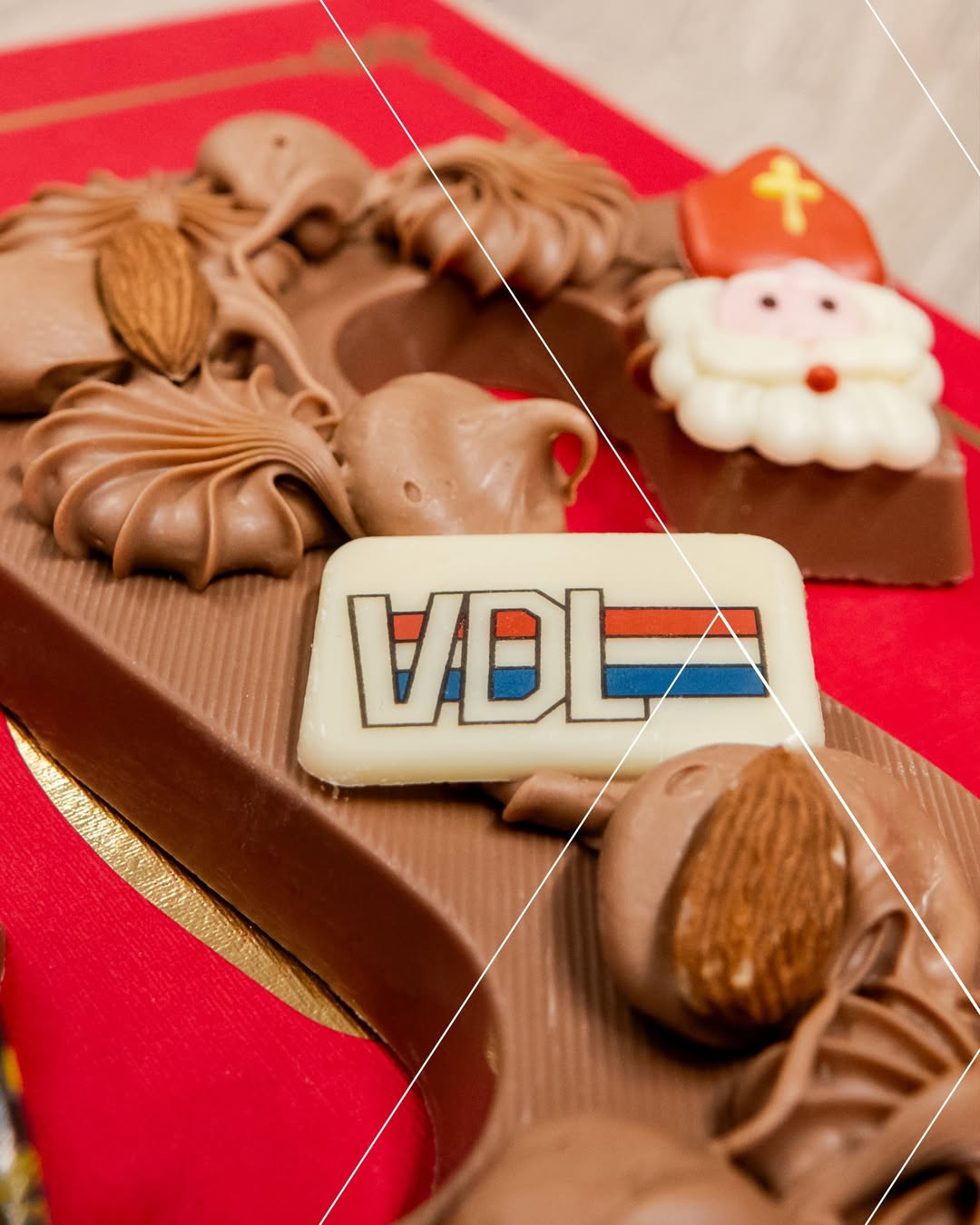 Sint hoefde niet lang te denken, 🎅

Wat hij onze VDL-ers zou schenken.

Want van deze luxe lekkernij, 🍫

Worden al onze collega’s blij. 😃

Dus wij wensen jullie met volle mond:

Een hele fijne pakjesavond! 🎁

#VDLETG #Almelo #Sinterklaas
#Pakjesavond #WerkenbijVDL