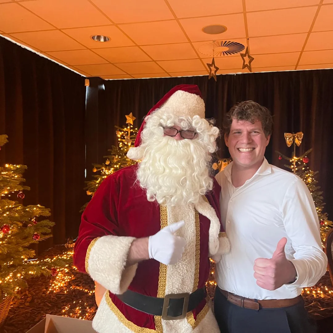 Kerstmagie bij VDL! ✨🎄

Vandaag zijn de VDL-kerstgeschenken uitgedeeld aan onze collega’s, en niet zomaar door iemand… maar door de enige echte kerstman! 🎅 

Iedereen mocht met hem op de foto 📸 en kreeg persoonlijk zijn of haar cadeau overhandigd. Dat zorgde voor veel blije gezichten, gezelligheid en echte kerstsfeer in ons Grand Café. Wat een mooie manier om samen het jaar feestelijk af te sluiten! 🎁🎄

#werkenbijvdl #kerst #vdltbpelectronics #kerstgeschenk