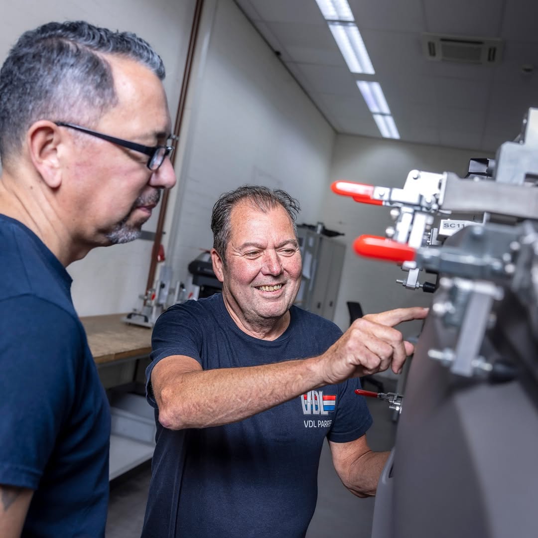 Als Quality Engineer bij VDL Parree zorgt Bert ervoor dat onze producten voldoen aan de hoogste kwaliteitsnormen. Van het bedenken van verbeteracties tot het oplossen van complexe problemen: Bert is van A tot Z betrokken. Het leukste aan zijn werk? Het vertrouwen dat hij voelt om actie te ondernemen en de uitdaging om steeds betere oplossingen te vinden. 🔎

"Ook al is VDL ontzettend groot, het voelt als een klein, warm bedrijf. Mijn ideeën worden serieus genomen en ik krijg alle ruimte om me te ontwikkelen. Samen met mijn collega’s gaan we er 100% voor. Het liefst zelfs nog een beetje meer."

Jezelf uitdagen. Dat is de kracht van VDL.💪

👉 Ontdek meer op www.werkenbijvdl.nl

#werkenbijvdl #dekrachtvanvdl #krachtdoorsamenwerking