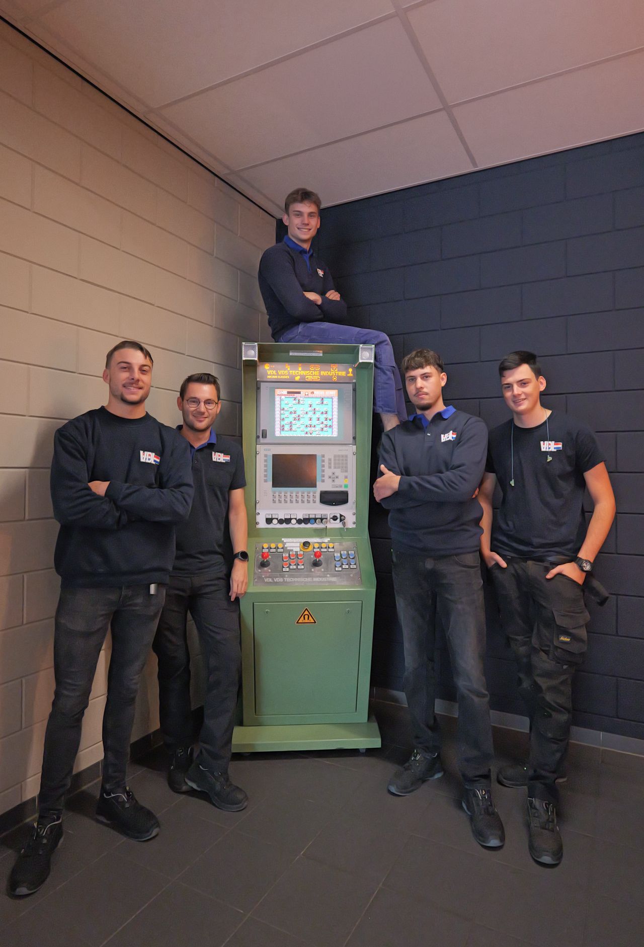 Van afgedankte besturingskast naar retro spelcomputer: bij VDL VDS Technische Industrie liet de afdeling Process Engineering zien dat het kan. Met creativiteit, teamwork en doorzettingsvermogen bliezen ze de oude besturingskast nieuw leven in. 

Roel, Manager Sales: “Door jonge collega’s uit te dagen met dit soort creatieve projecten, stimuleren we out-of-the-box denken. We geven ze de ruimte om te experimenteren, samen te werken en creatief te denken. Dat wordt gewaardeerd en dat zie je terug in het eindresultaat: een gave spelcomputer die nu zorgt voor plezier én verbinding in de kantine.” 🎮

Jezelf uitdagen. Dat is de kracht van VDL. 💪

#dekrachtvanvdl #werkenbijvdl #krachtdoorsamenwerking