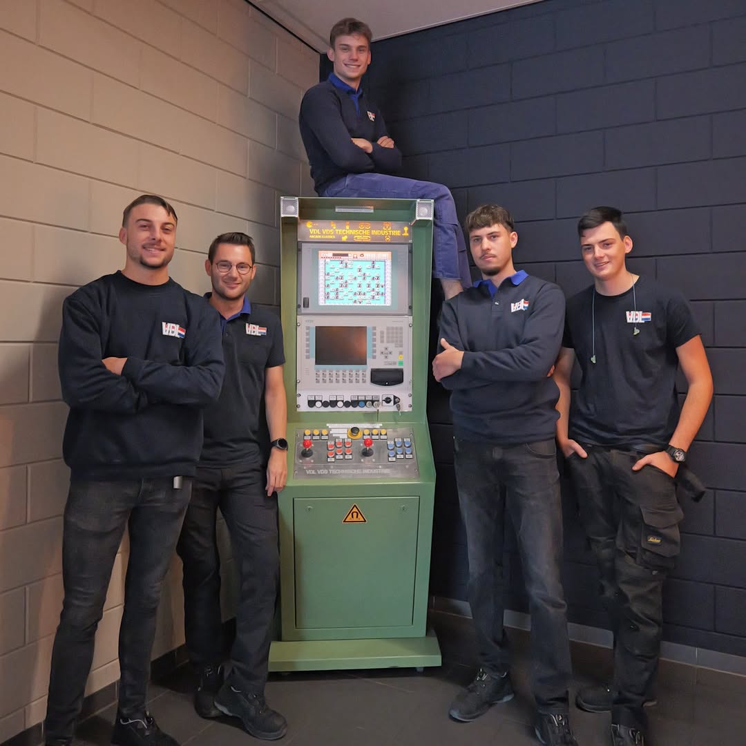 Van afgedankte besturingskast naar retro spelcomputer: bij VDL VDS Technische Industrie liet de afdeling Process Engineering zien dat het kan. Met creativiteit, teamwork en doorzettingsvermogen bliezen ze de oude besturingskast nieuw leven in. 

Roel, Manager Sales: “Door jonge collega’s uit te dagen met dit soort creatieve projecten, stimuleren we out-of-the-box denken. We geven ze de ruimte om te experimenteren, samen te werken en creatief te denken. Dat wordt gewaardeerd en dat zie je terug in het eindresultaat: een gave spelcomputer die nu zorgt voor plezier én verbinding in de kantine.” 🎮

Jezelf uitdagen. Dat is de kracht van VDL. 💪

#dekrachtvanvdl #werkenbijvdl #krachtdoorsamenwerking