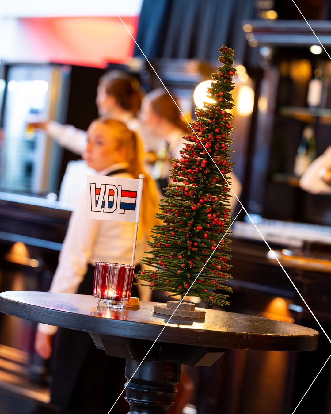 Met dit winterse weer blikken wij terug op onze gezellige 𝗪𝗶𝗻𝘁𝗲𝗿 𝗣𝗮𝗿𝘁𝘆! 🎄🪩⛄

Goed gezelschap, lekker eten en een heuse VDL ETG Top 2000: op én buiten de dansvloer was het feest 🎶🎊

#VDLETG #Almelo #winterparty 
#krachtdoorsamenwerking #werkenbijvdl