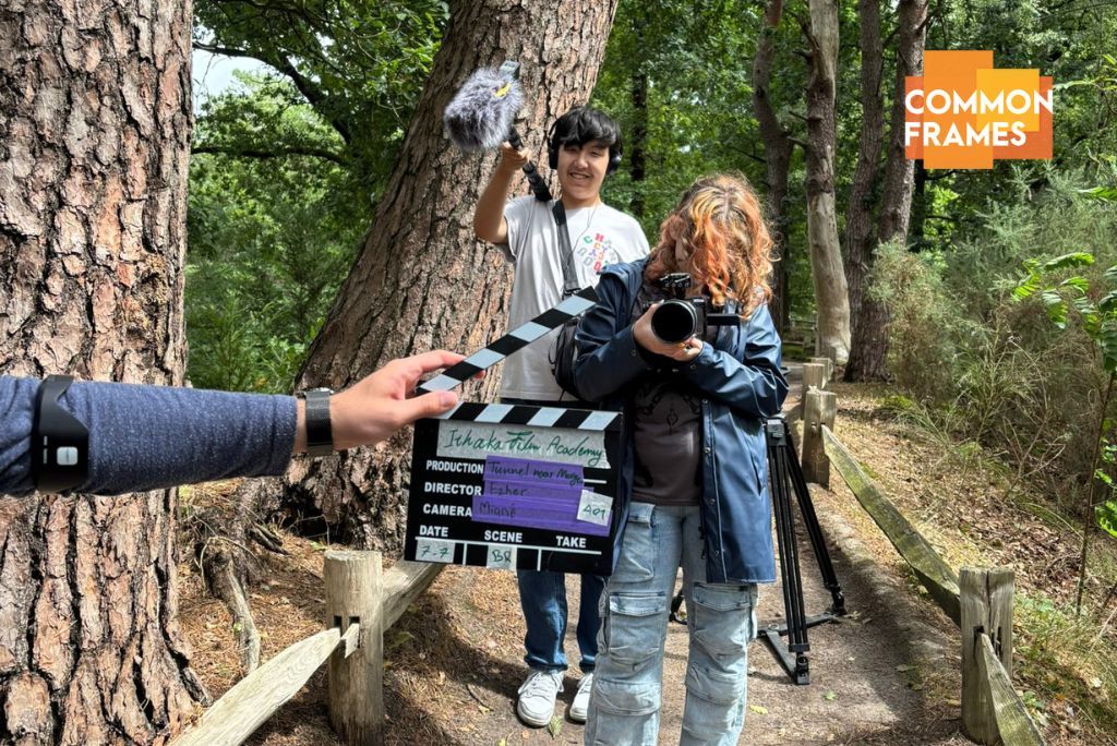 🎬 𝗩𝗮𝗰𝗮𝘁𝘂𝗿𝗲: 𝗠𝗲𝗱𝗲𝘄𝗲𝗿𝗸𝗲𝗿 𝗘𝗱𝘂𝗰𝗮𝘁𝗶𝗲 (𝟮𝟬-𝟮𝟰 𝘂𝘂𝗿 𝗽/𝘄) 
📍𝗦𝘁𝗮𝗻𝗱𝗽𝗹𝗮𝗮𝘁𝘀: 𝗨𝘁𝗿𝗲𝗰𝗵𝘁 (𝗵𝘆𝗯𝗿𝗶𝗱𝗲 𝗺𝗼𝗴𝗲𝗹𝗶𝗷𝗸)

"𝘈𝘭𝘭𝘦 𝘫𝘰𝘯𝘨𝘦𝘳𝘦𝘯 𝘷𝘦𝘳𝘥𝘪𝘦𝘯𝘦𝘯 𝘩𝘦𝘵 𝘰𝘮 𝘨𝘦𝘻𝘪𝘦𝘯 𝘦𝘯 𝘨𝘦𝘩𝘰𝘰𝘳𝘥 𝘵𝘦 𝘸𝘰𝘳𝘥𝘦𝘯."

Bij SKB partner Common Frames werken ze elke dag aan een inclusieve samenleving waarin jonge nieuwkomers hun stem kunnen laten horen via film. Er worden educatieve projecten, workshops en talentontwikkelingstrajecten georganiseerd met jongeren die net in Nederland zijn. Hun verhalen worden gedeeld in bioscopen, op festivals én in het klaslokaal.

𝗗𝗮𝗮𝗿𝗼𝗺 𝘇𝗼𝗲𝗸𝗲𝗻 𝘇𝗶𝗷 𝗲𝗲𝗻 𝗻𝗶𝗲𝘂𝘄𝗲 𝗰𝗼𝗹𝗹𝗲𝗴𝗮! 
Een organisatorische kracht met hart voor jongeren, onderwijs en cultuur. Iemand die filmworkshops plant, scholen begeleidt, en meehelpt om een krachtig educatieprogramma neer te zetten.

𝗗𝘂𝘀 𝗯𝗲𝗻 𝗷𝗶𝗷 𝗶𝗲𝗺𝗮𝗻𝗱 𝗱𝗶𝗲: 
 ✅ Goed organiseert en zelfstandig werkt 
 ✅ Affiniteit heeft met jongeren en diversiteit 
 ✅ Communicatief sterk is – richting docenten én jongeren 
 ✅ Graag impact maakt met creatieve werkvormen 
 ✅ En bij voorkeur ervaring heeft in educatie, cultuur of het sociaal domein? 

Dan wil Hemmo Bruinenberg je heel graag spreken. Lees snel verder! 
https://lnkd.in/eBUj47P6 

#werkenaangelijkekansen