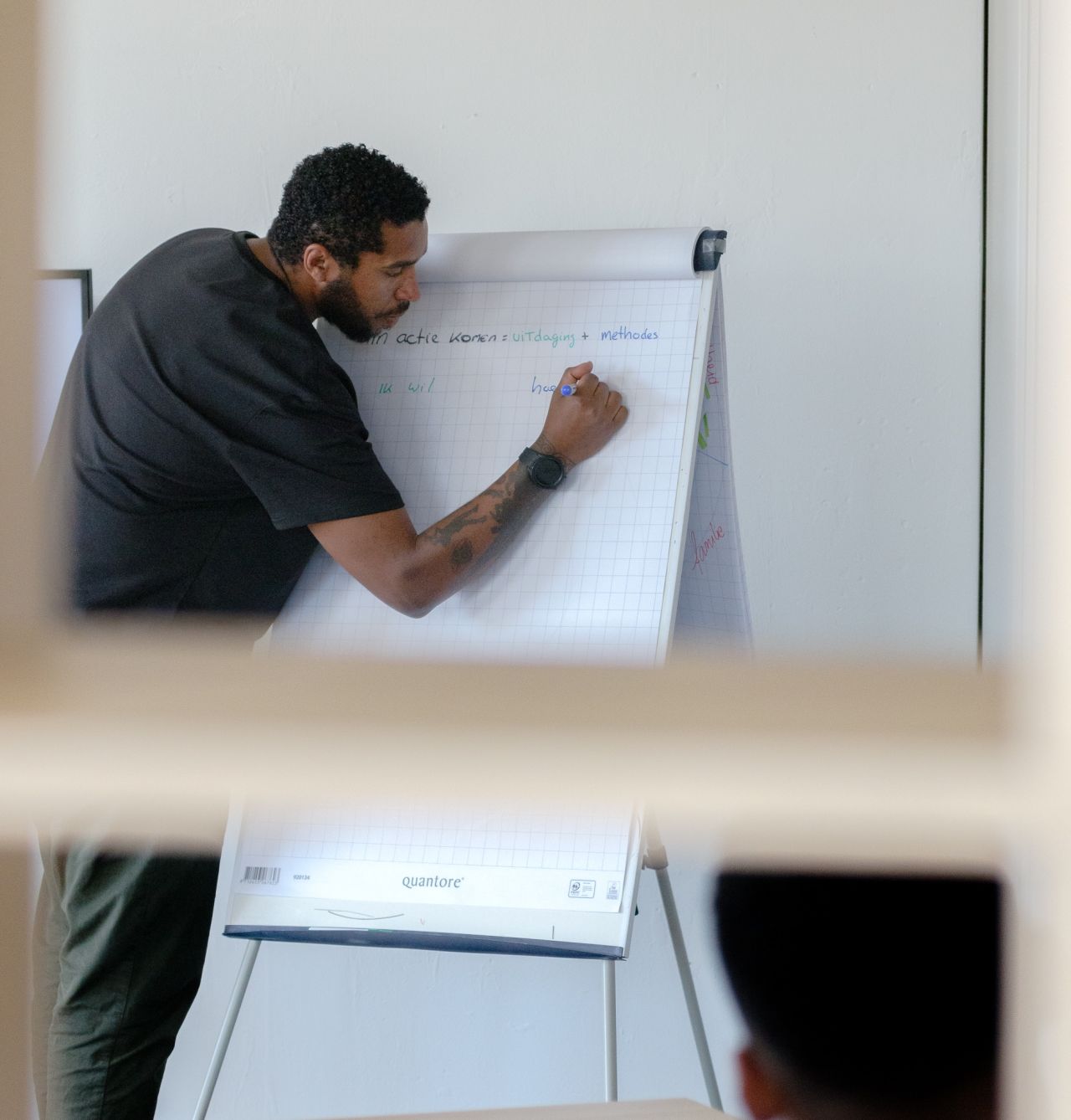 Democratie leeft in jouw stem: Het is vandaag 15 september… Internationale dag van de Democratie! Vandaag vieren we onze stem, onze invloed en ons recht om gehoord te worden.

Democratie is niet vanzelfsprekend. Het leeft in elke discussie, in elke kans om mee te doen, in ieder gesprek waarin jouw mening ertoe doet.

Over iets meer dan een maand is het weer zover: we gaan in Nederland naar de stembus. Een kans om te laten zien waar jij in gelooft, voor jezelf en voor de toekomst van ons allemaal.

We willen graag aandacht voor het volgende:

🧡 Geen jongere aan de kant. We kunnen het ons niet veroorloven dat jongeren tussen wal en schip vallen. Jongeren die ongezien thuis zitten zonder hulp, begeleiding en geloof in hun dromen. Jongeren die niet weten wat zij met hun toekomst moeten… studie, baan en/of eigen onderneming. Jongeren die vastlopen door schulden, een moeilijke thuissituatie of andere uitdagingen. Terwijl de arbeidsmarkt schreeuwt om nieuwe medewerkers, zitten er nog steeds veel jongeren thuis, zonder perspectief en zonder kansen. Het systeem dat er is om jongeren te ondersteunen, kan juist nu het verschil maken. Met toegankelijk onderwijs, goede begeleiding, kansen op werk en een stevig vangnet (in moeilijke tijden) kan het de brug slaan tussen stilstand en perspectief. Door samen te investeren in deze generatie, benutten we hun talenten én versterken we de samenleving als geheel.

🧡 We mogen niet accepteren dat nieuwe Nederlanders geen plek krijgen om hun dromen waar te maken. Iedereen verdient de kans om actief mee te doen, zich thuis te voelen en een toekomst op te bouwen. De wereld is van ons allemaal.

Democratie is geen dag in september. Het is elke dag opkomen voor elkaar, luisteren naar elkaars verhalen en bouwen aan een samenleving waarin iedereen meetelt.

- Informeer jezelf;
- Ga in gesprek;
- Kies straks bewust.
- Samen maken we de toekomst!

Meer weten over hoe wij werken aan gelijke kansen?
https://lnkd.in/dYtFNYNt
https://lnkd.in/dM3-8hb9
https://lnkd.in/d6ueh8bD

#DagVanDeDemocratie #IedereStemTelt #Verkiezingen #BuzinezzClub #Jongeren #NieuweNederlanders #GelijkeKansen #DoeMee #Werkenaangelijkekansen